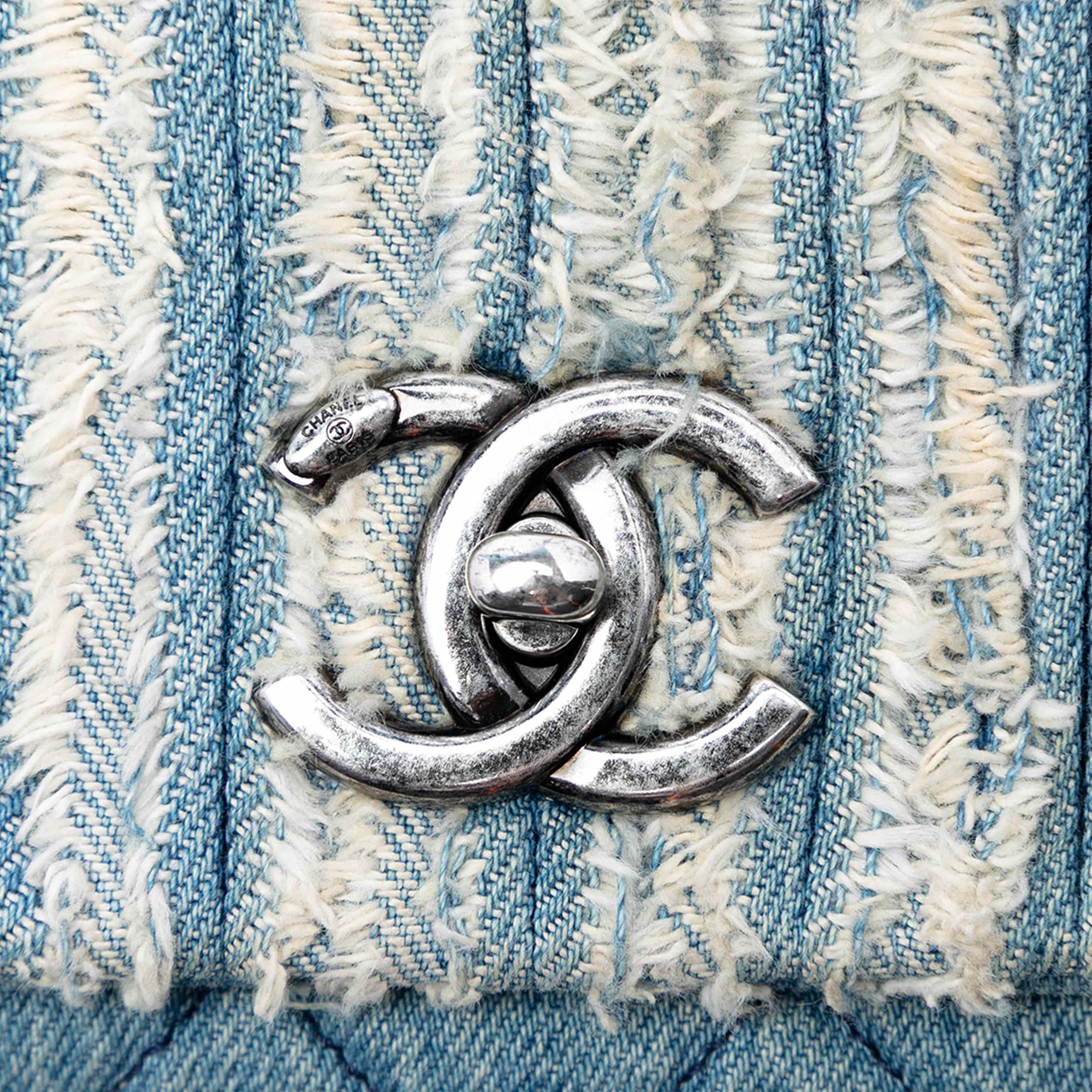 Chanel Cc Denim Fringe Single Flap, från Luxclusif, i färgen denim. Klicka för att öppna bilden i stort format
