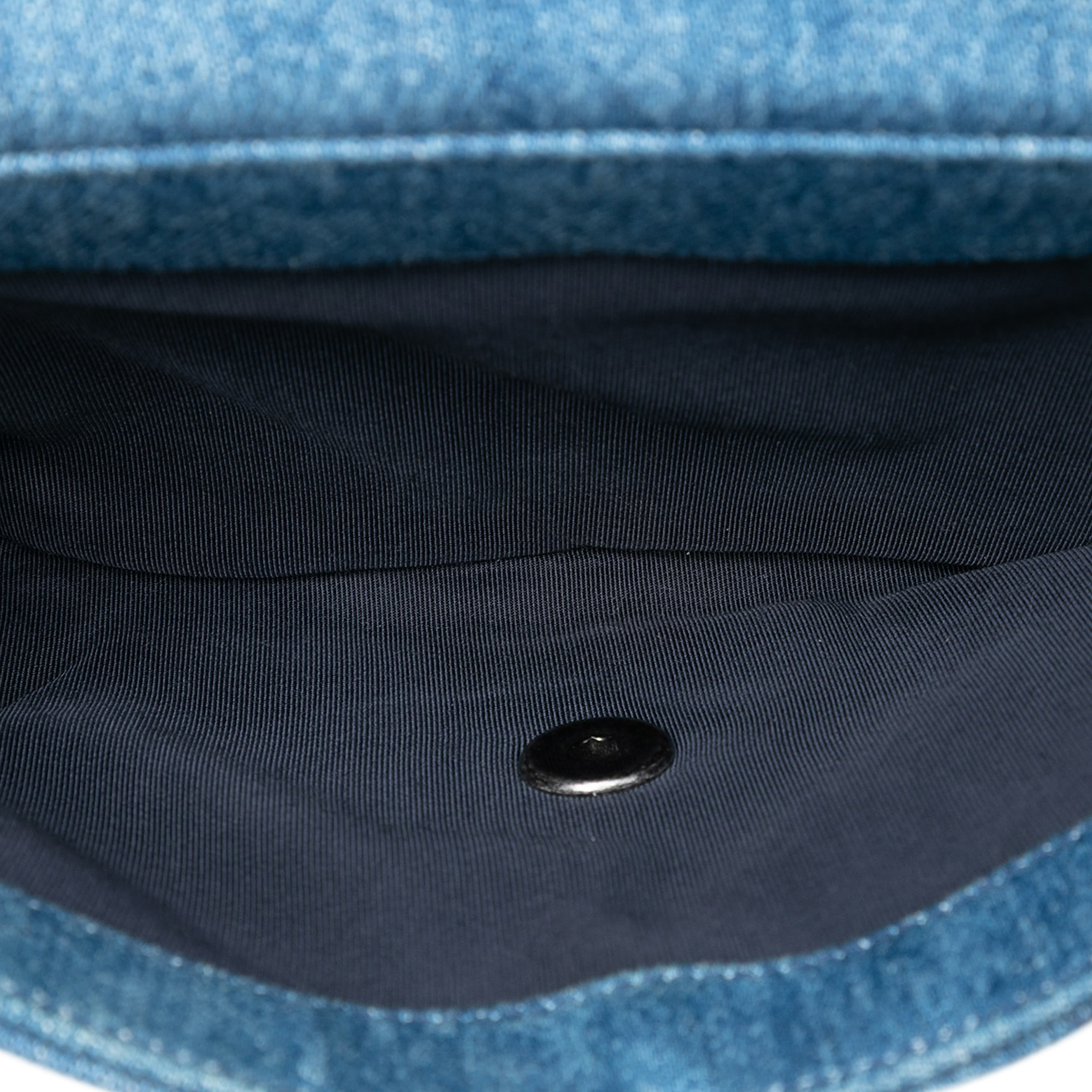 Chanel Cc Denim Fringe Single Flap, från Luxclusif, i färgen denim. Klicka för att öppna bilden i stort format