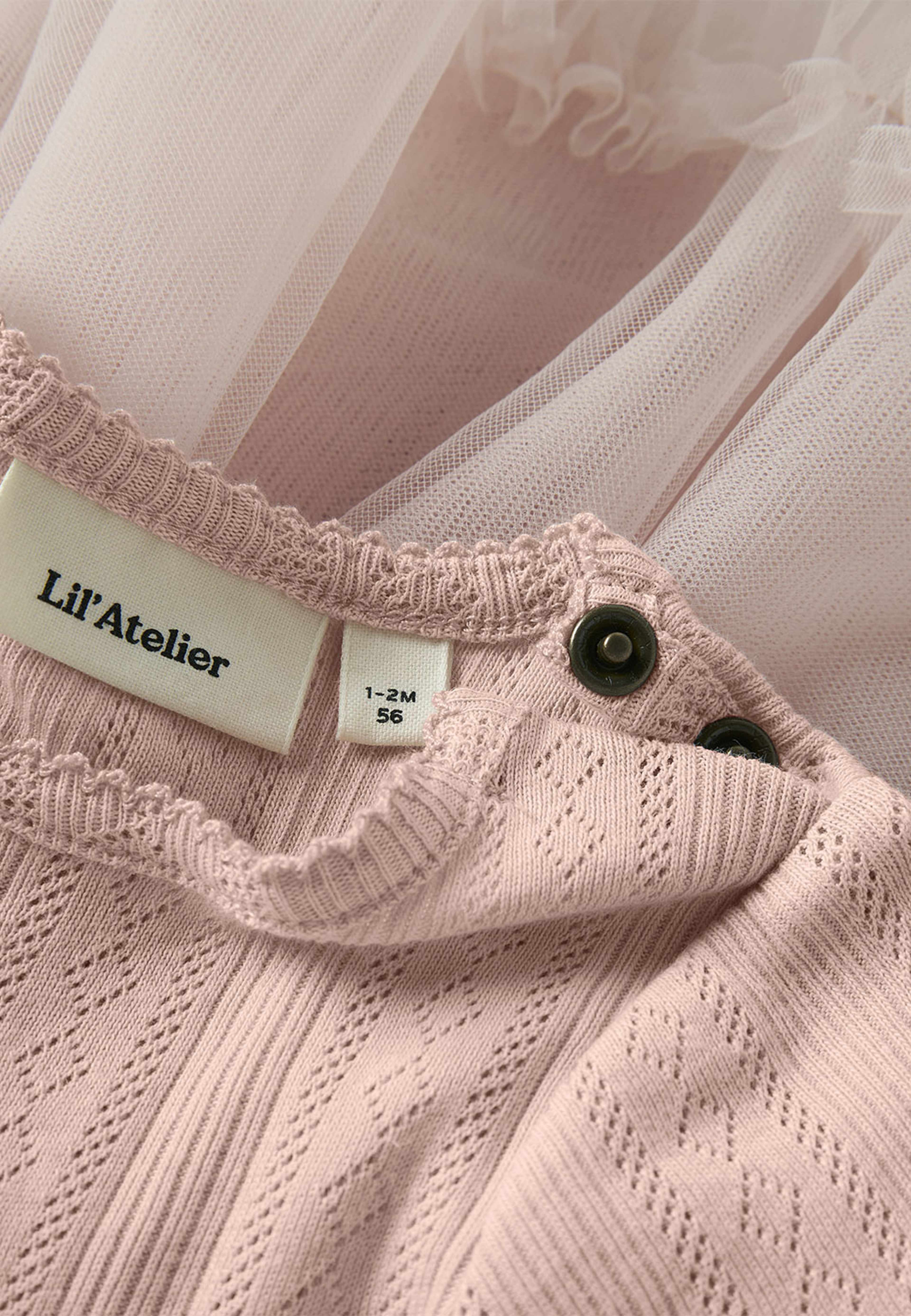 Bodyklänning i tyll Anella, från Lil'Atelier, i färgen Peach Whip. Klicka för att öppna bilden i stort format