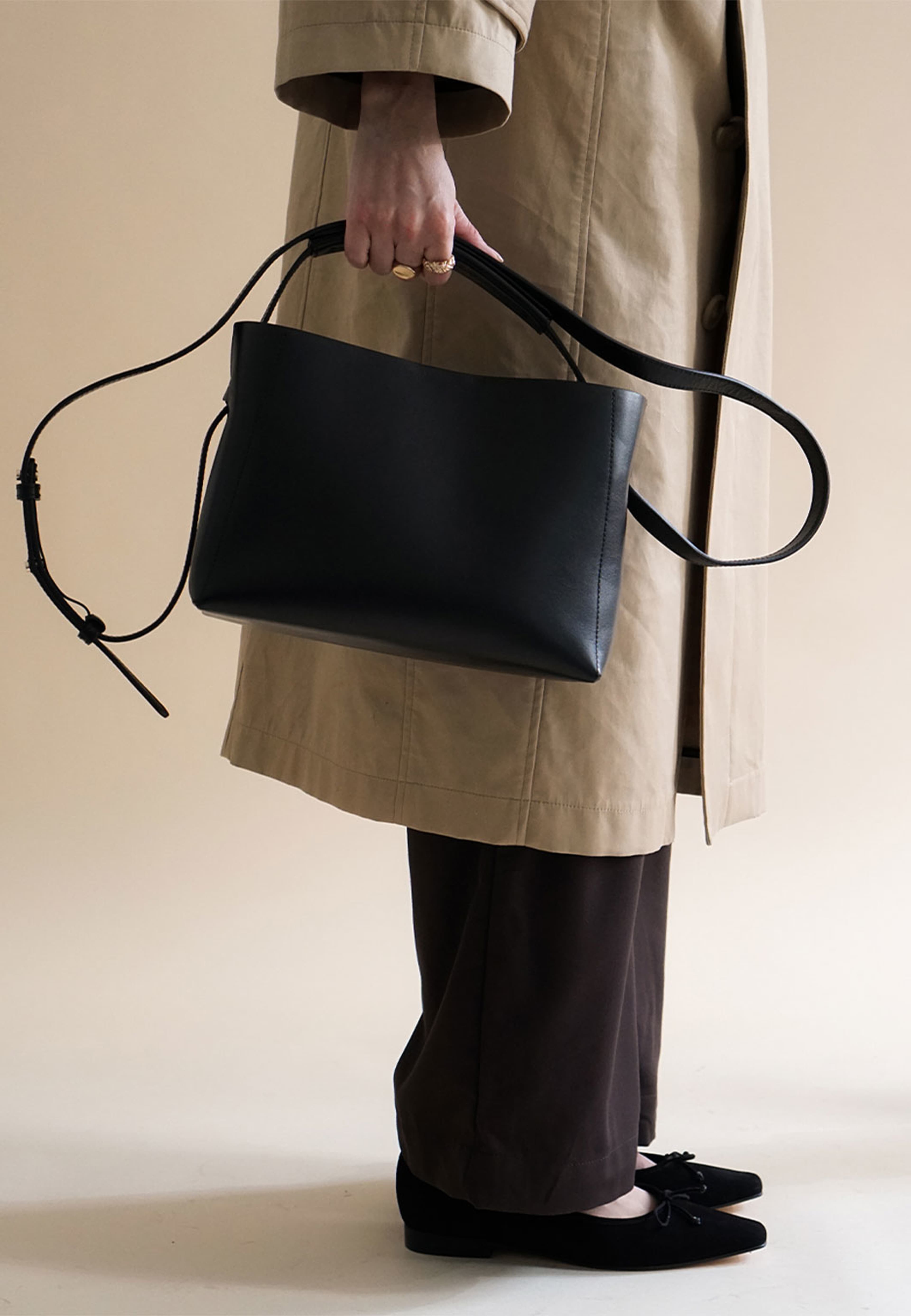 Hedda Midi Handbag, från Flattered, i färgen Black. Klicka för att öppna bilden i stort format