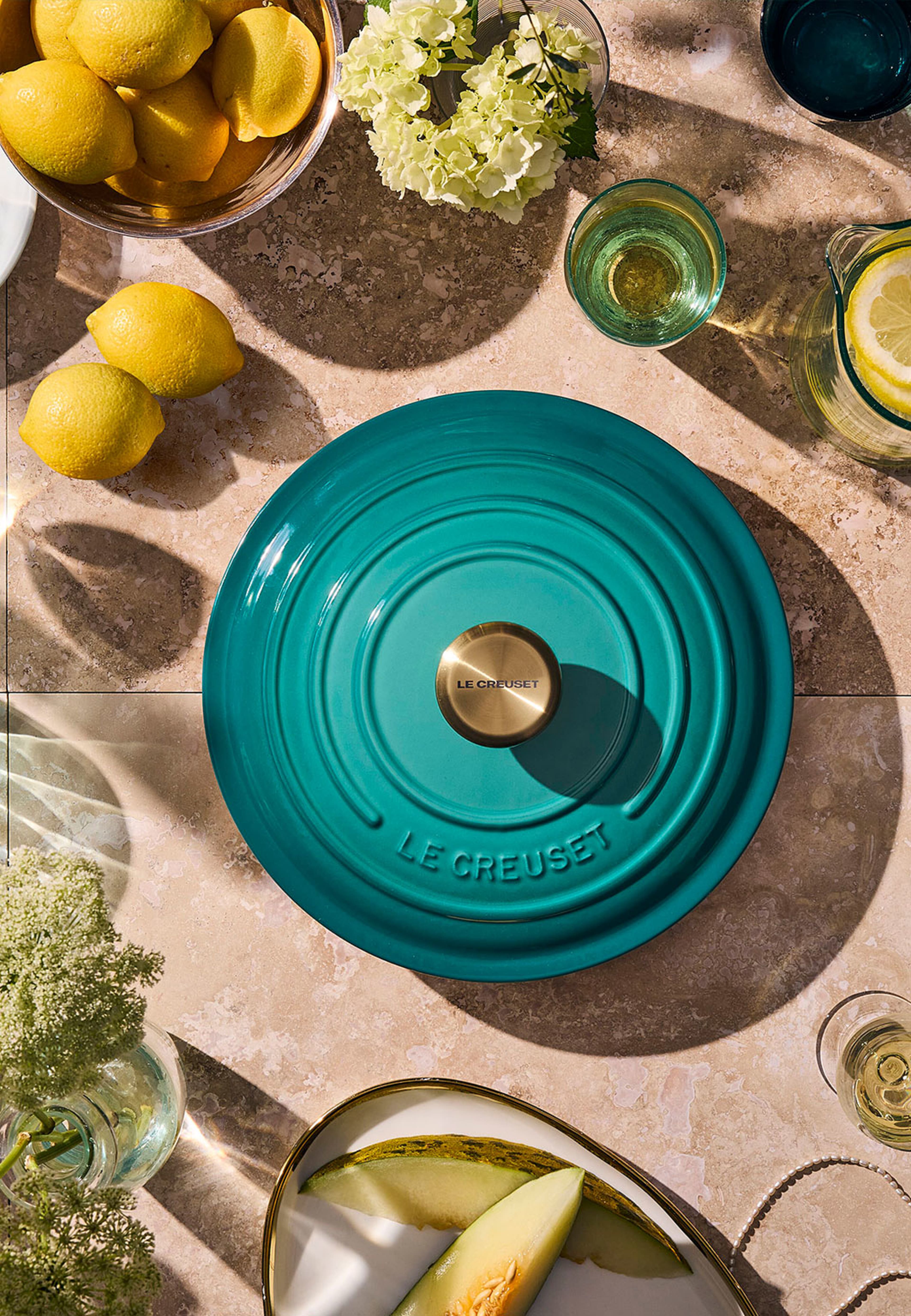 Signature gjutjärn rund gryta 24cm Bleu Riviera, från Le Creuset, i färgen Bleu Riviera. Klicka för att öppna bilden i stort format