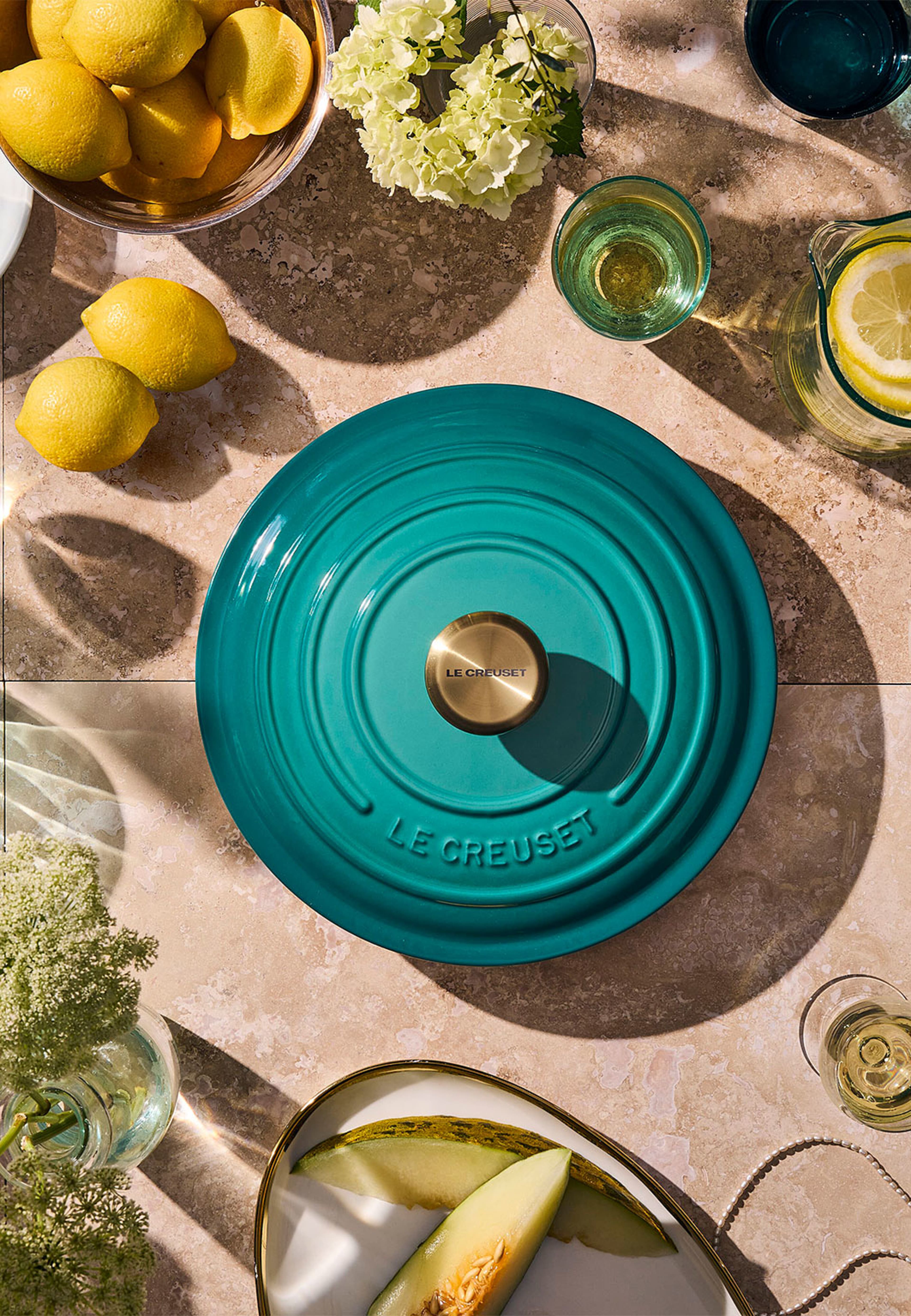 Signature gjutjärn rund gryta 26cm Bleu Riviera, från Le Creuset, i färgen Bleu Riviera. Klicka för att öppna bilden i stort format