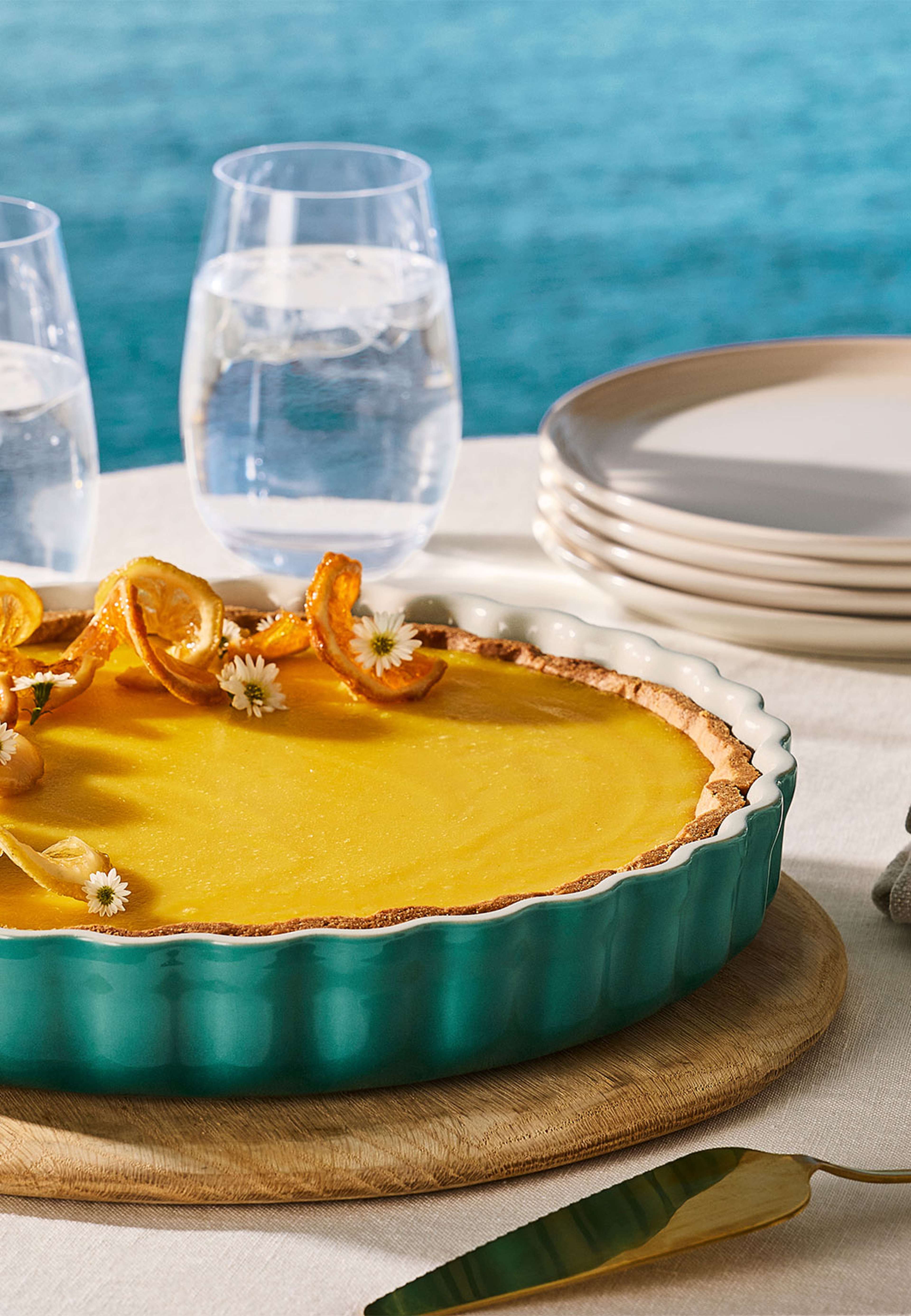 Signature stengods pajform 28cm Bleu Riviera, från Le Creuset, i färgen Bleu Riviera. Klicka för att öppna bilden i stort format