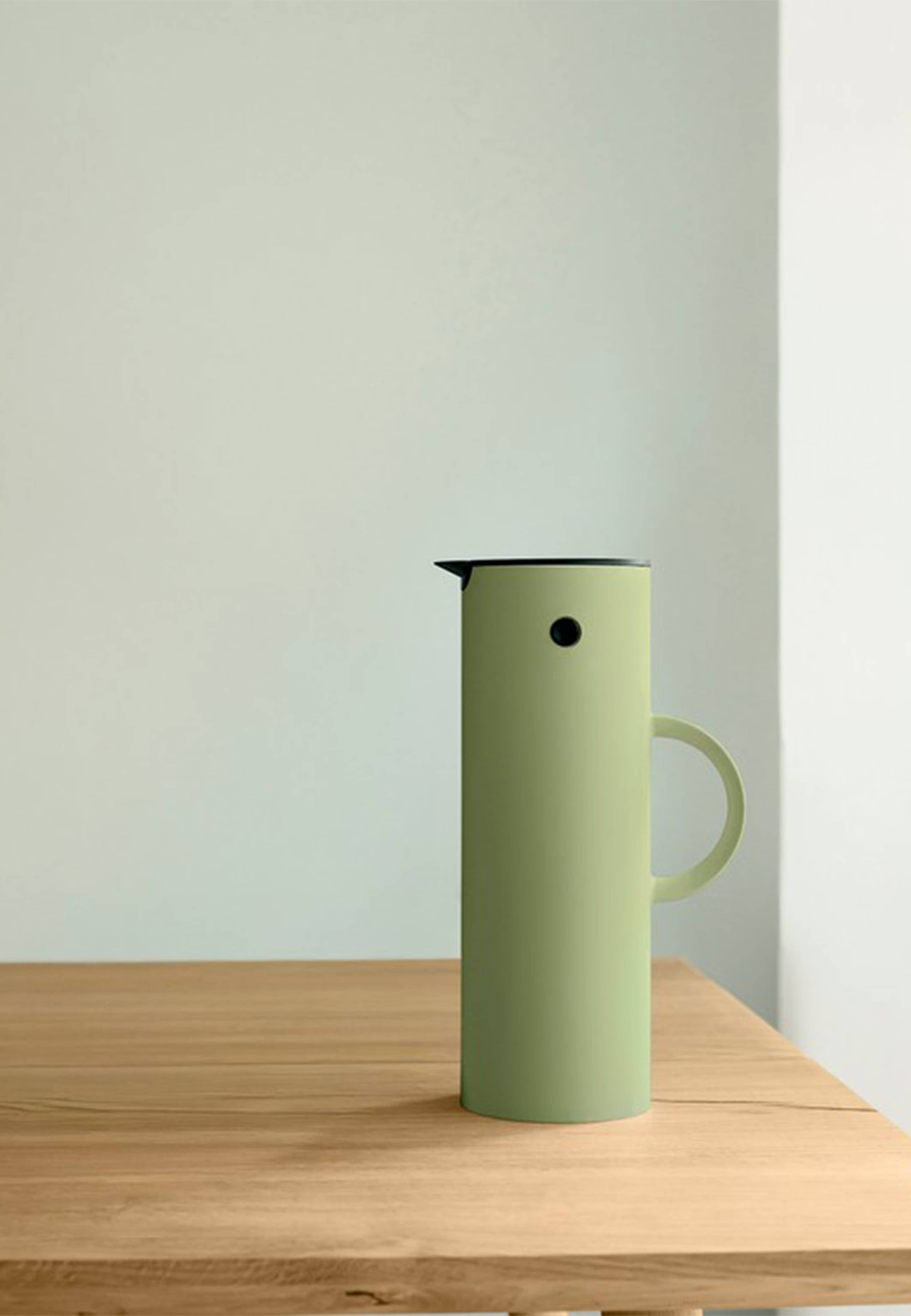 EM77 termoskanna 1 l soft fern green, från Stelton, i färgen Soft Fern Green. Klicka för att öppna bilden i stort format