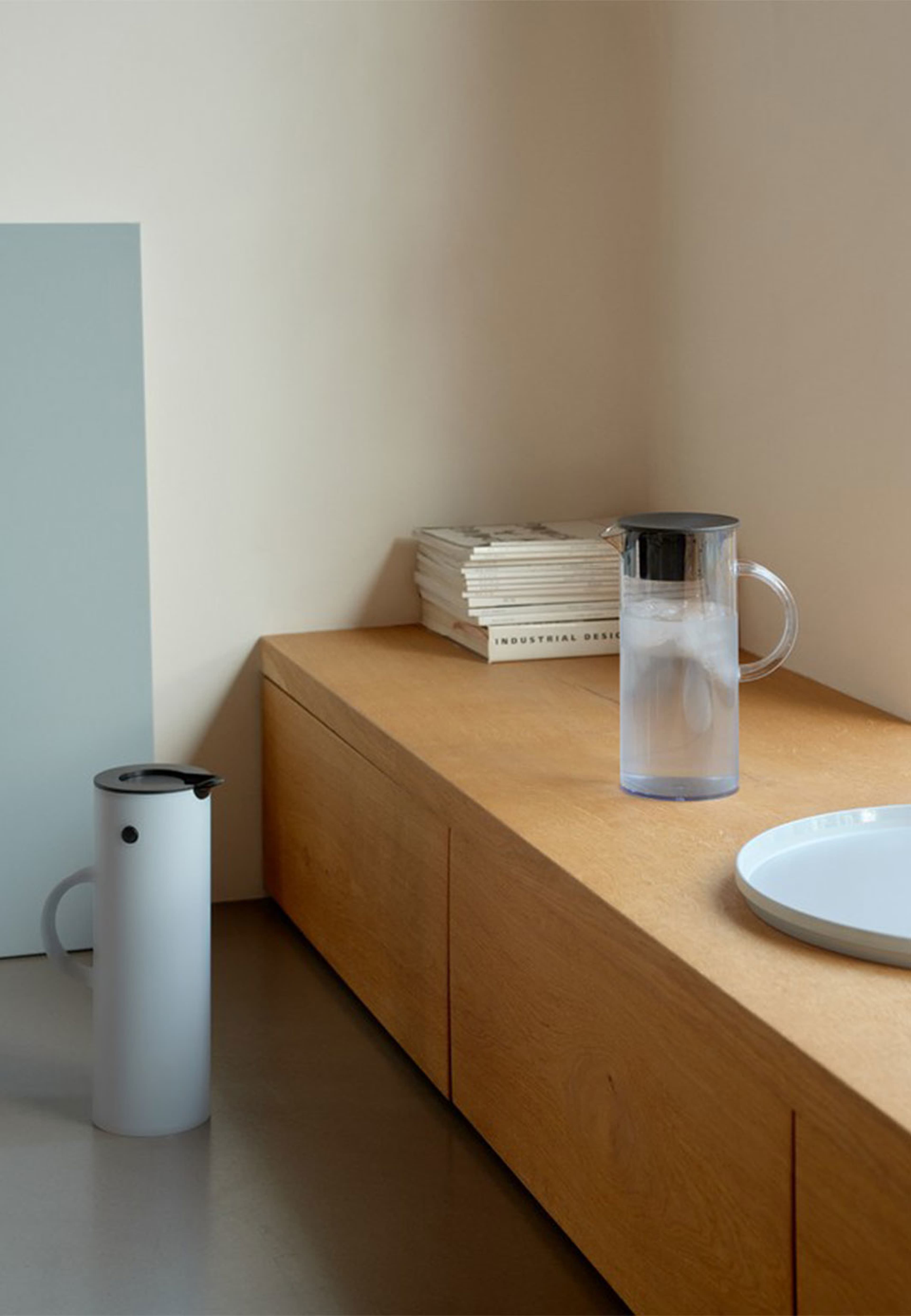 EM77 termoskanna 1 l soft cloud, från Stelton, i färgen Soft Cloud. Klicka för att öppna bilden i stort format