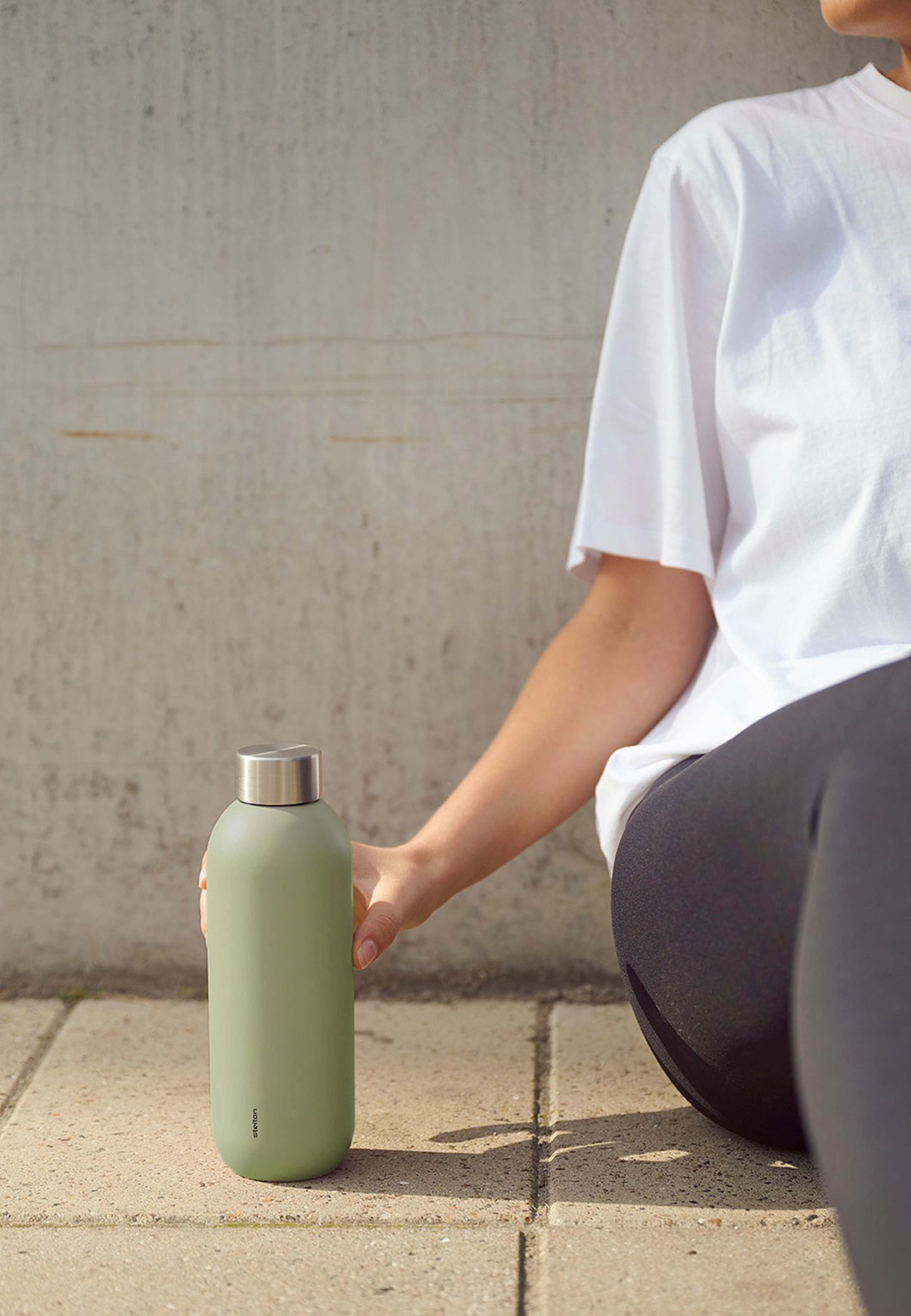 Keep Cool termosflaska 0.6 l soft fern green, från Stelton, i färgen Soft Fern Green. Klicka för att öppna bilden i stort format