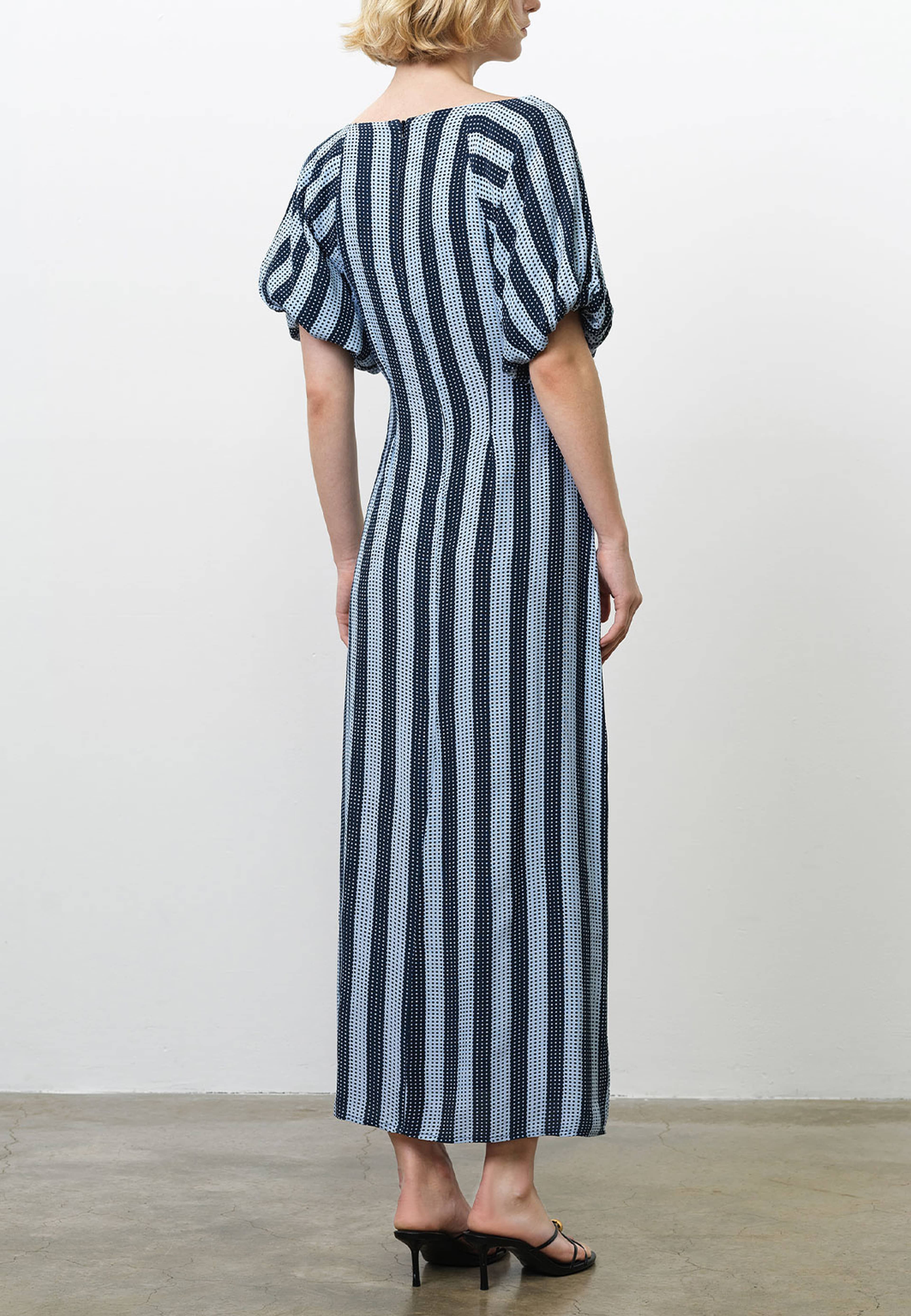 Fran Eco Lizzie Puff Sleeve Midi Dress, från French Connection, i färgen Blue Stripe. Klicka för att öppna bilden i stort format