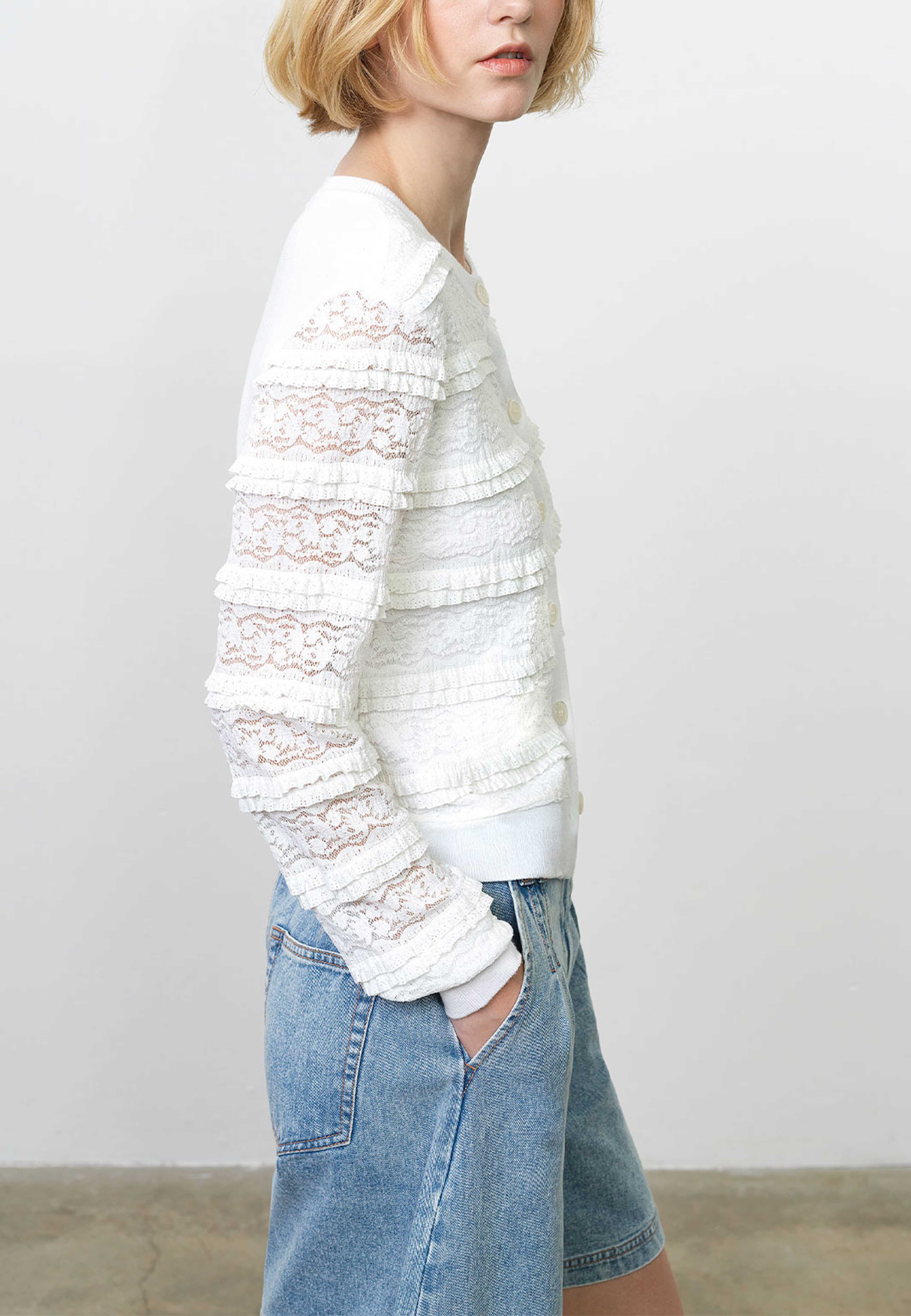 Krista Lace Mix Cardigan, från French Connection, i färgen Summer White. Klicka för att öppna bilden i stort format