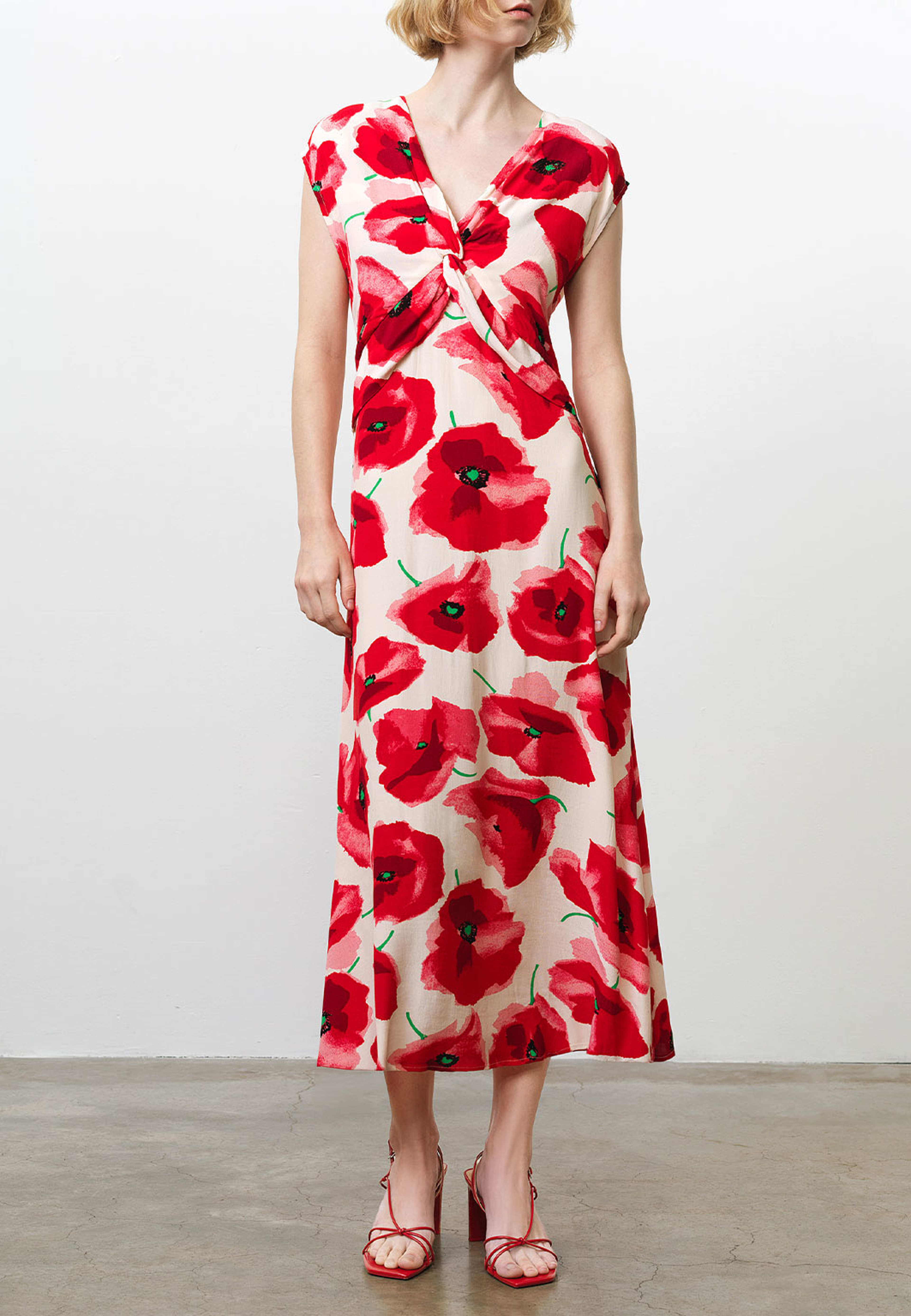 Poppy Eco Lizzie Front Twist Dress, från French Connection, i färgen Poppy Print. Klicka för att öppna bilden i stort format