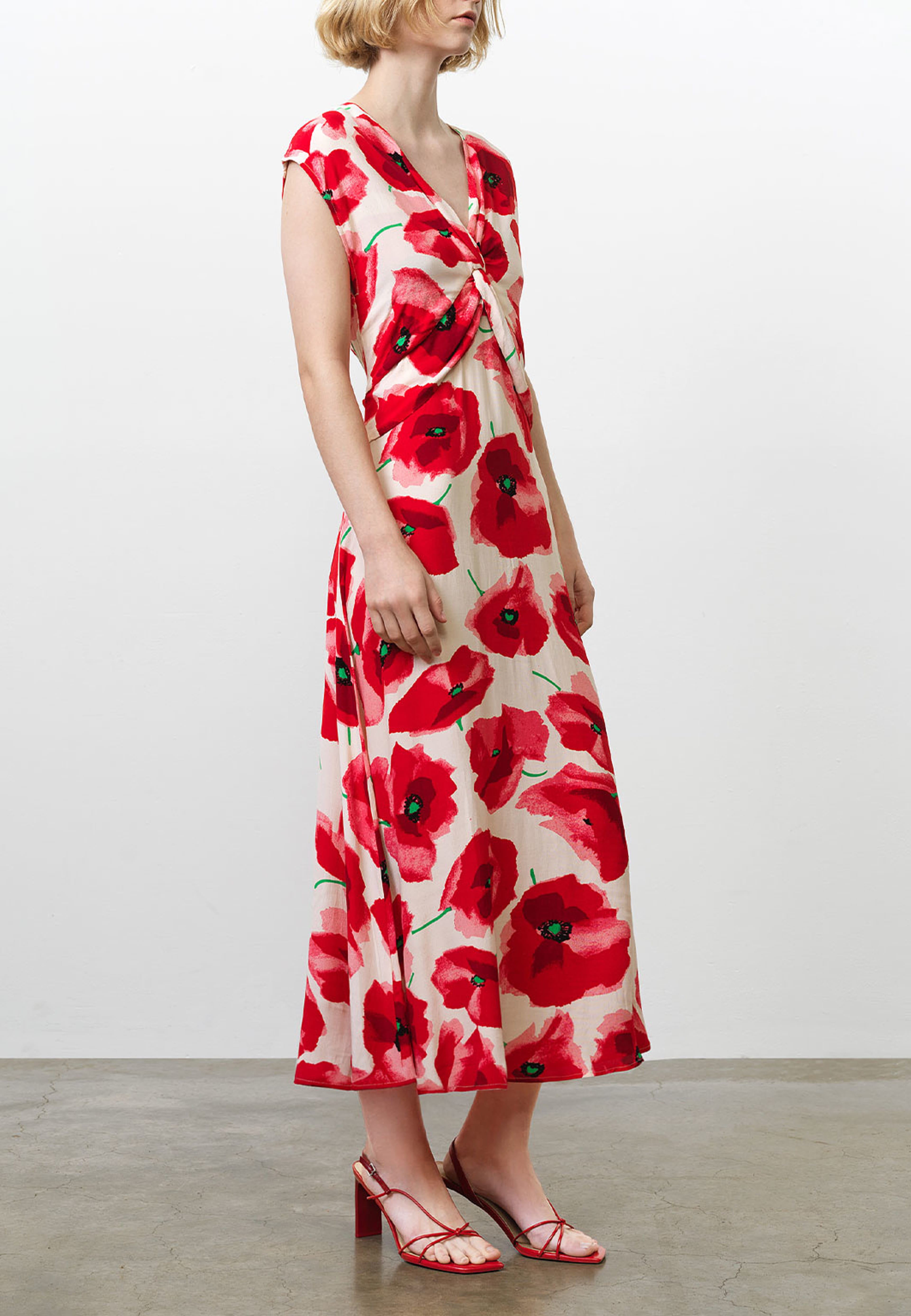 Poppy Eco Lizzie Front Twist Dress, från French Connection, i färgen Poppy Print. Klicka för att öppna bilden i stort format