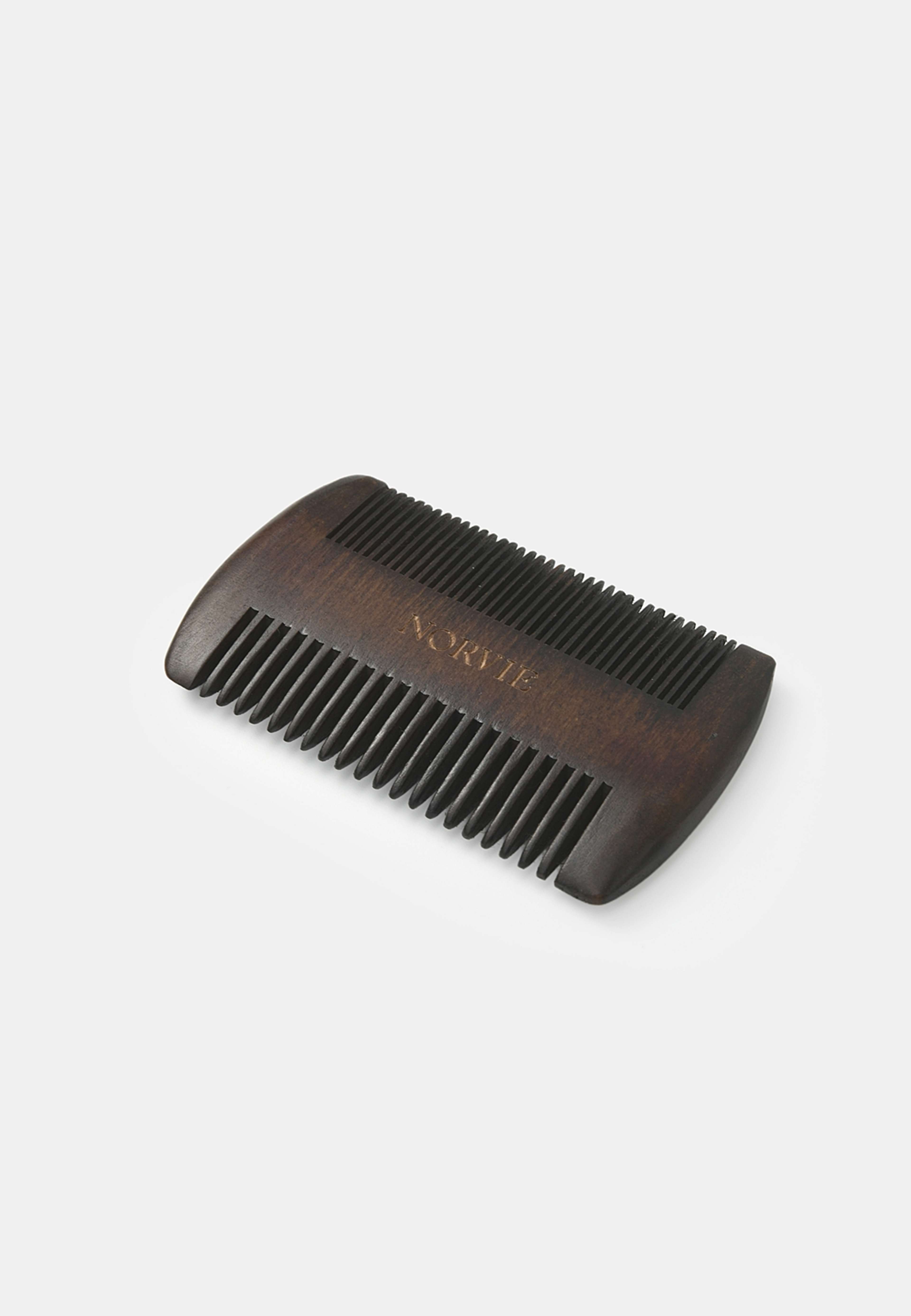 The Daily Beard Comb, från NORVIE, i färgen Dk Brown. Klicka för att öppna bilden i stort format