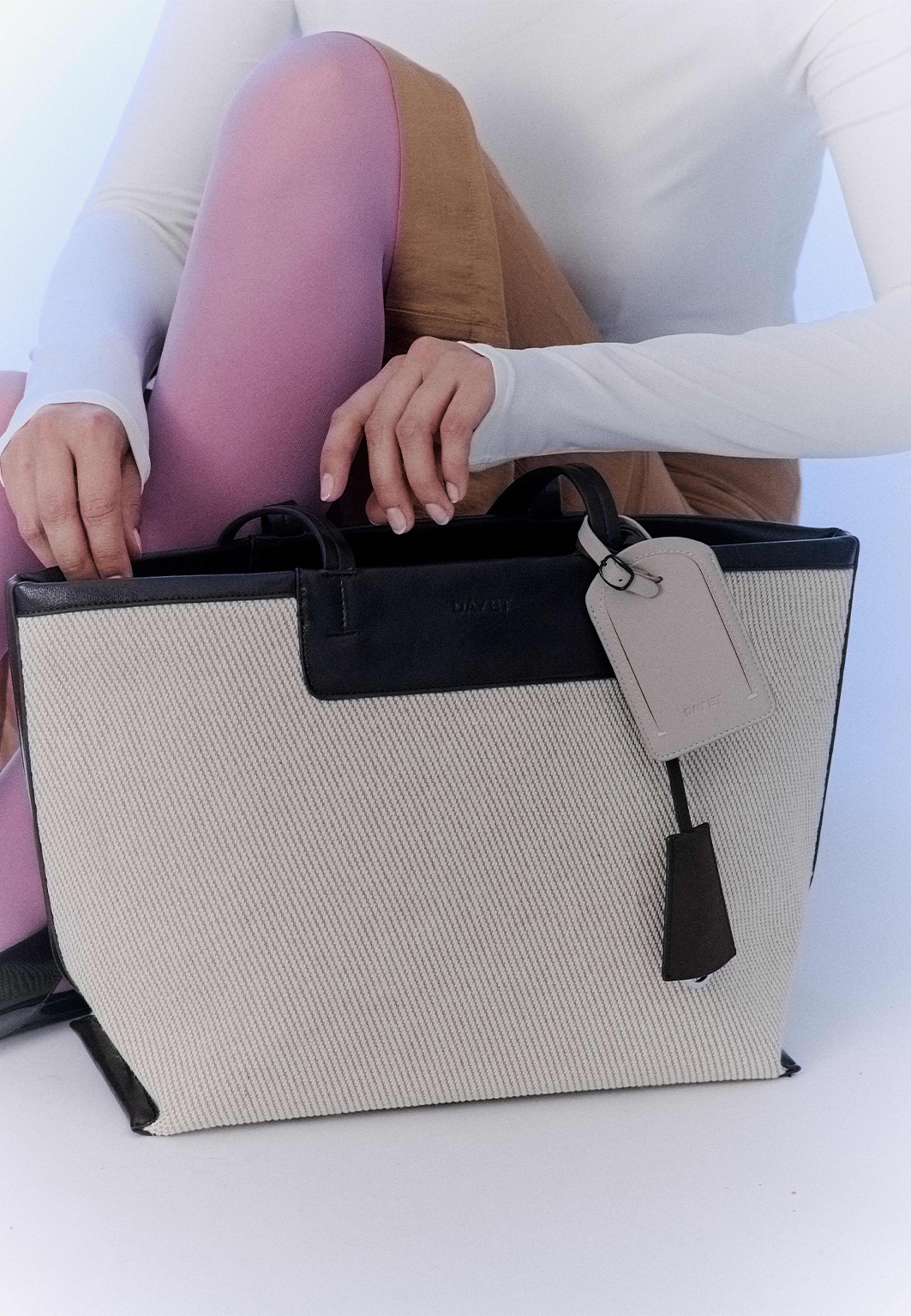 Structure Twill  Bag, från DAY ET, i färgen Whitecap Gray. Klicka för att öppna bilden i stort format