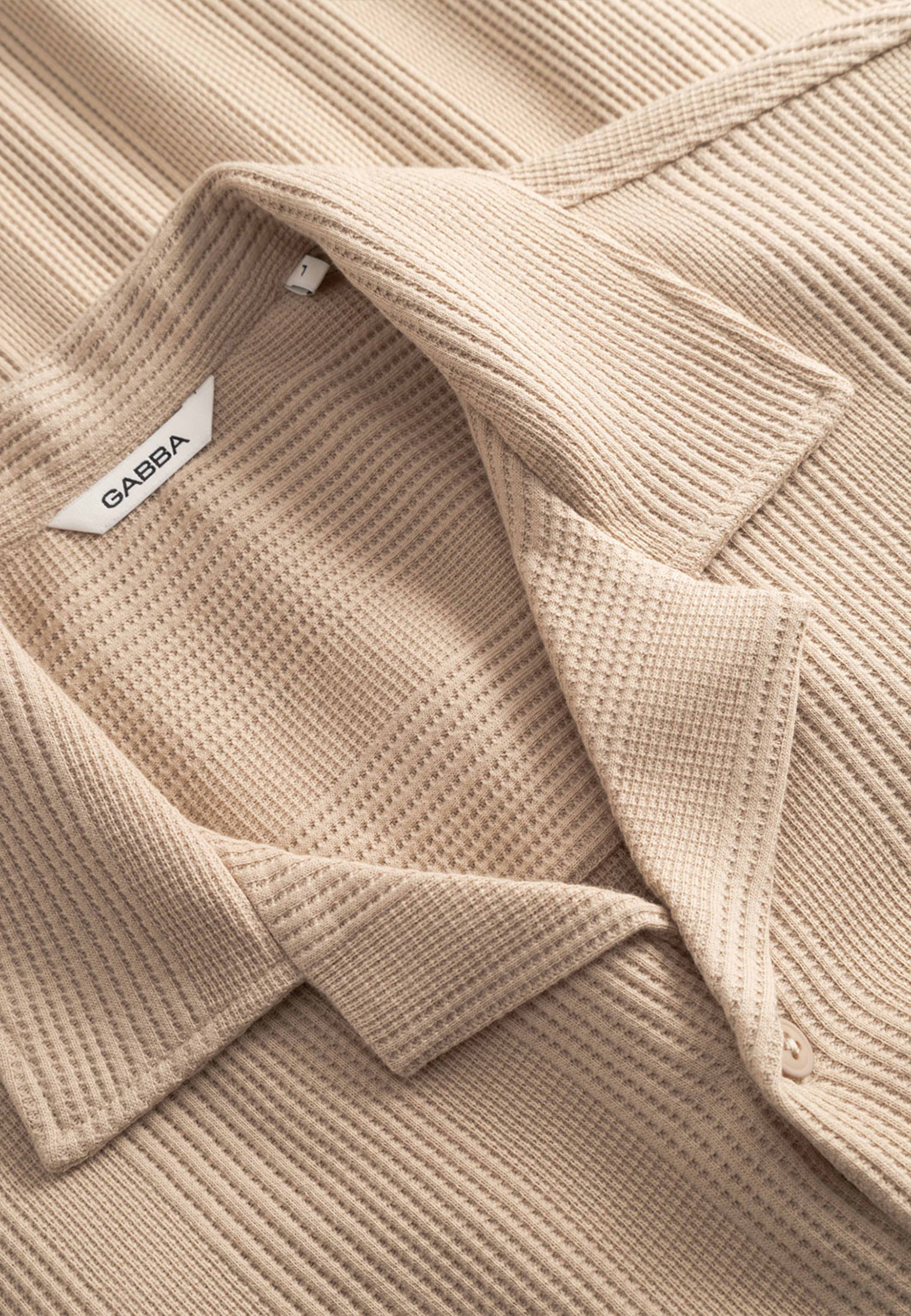 Valente Wup T-shirt, från GABBA, i färgen Humus. Klicka för att öppna bilden i stort format