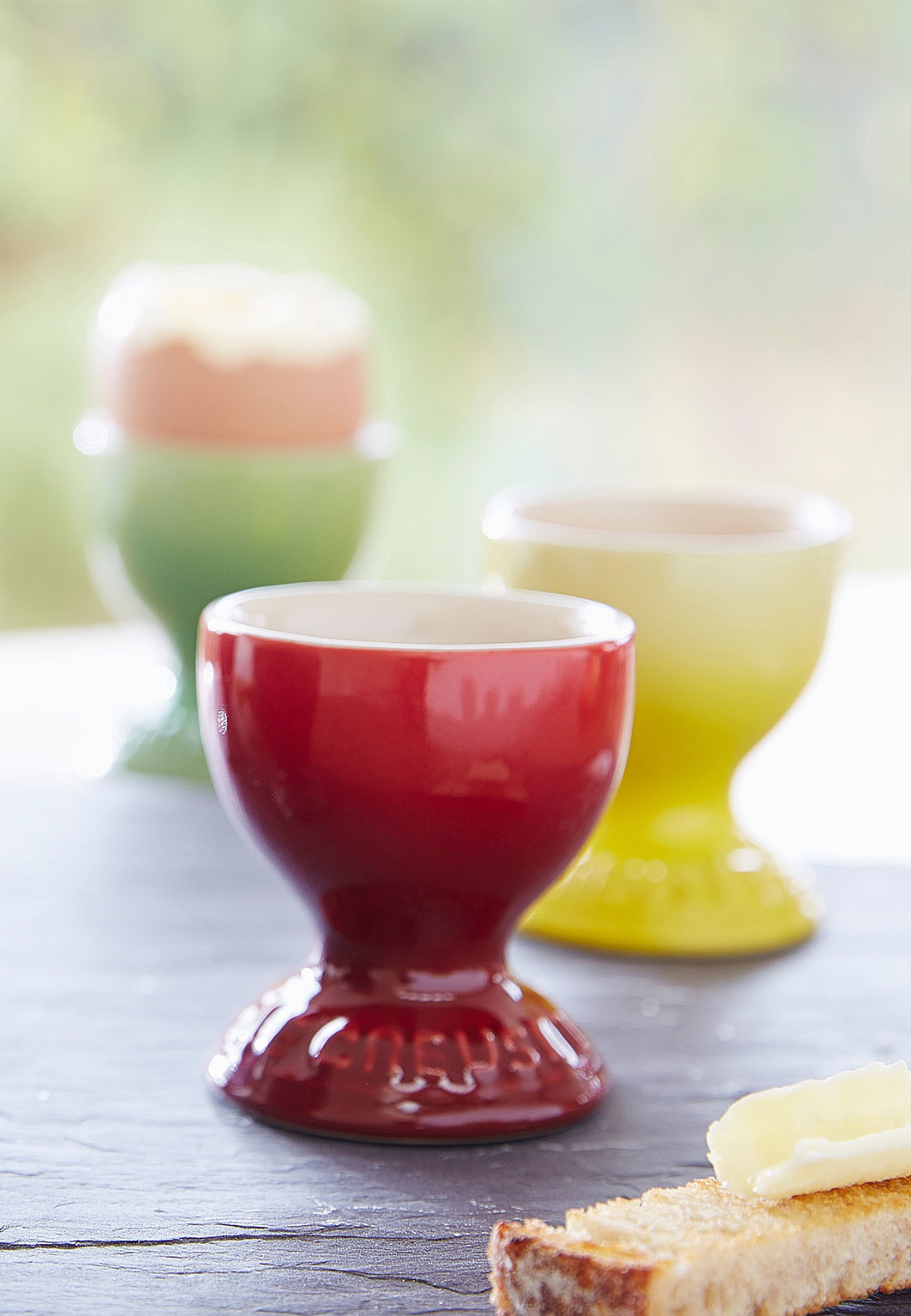 Le Creuset Signature stengods äggkopp Bleu Riviera, från Le Creuset, i färgen Bleu Riviera. Klicka för att öppna bilden i stort format