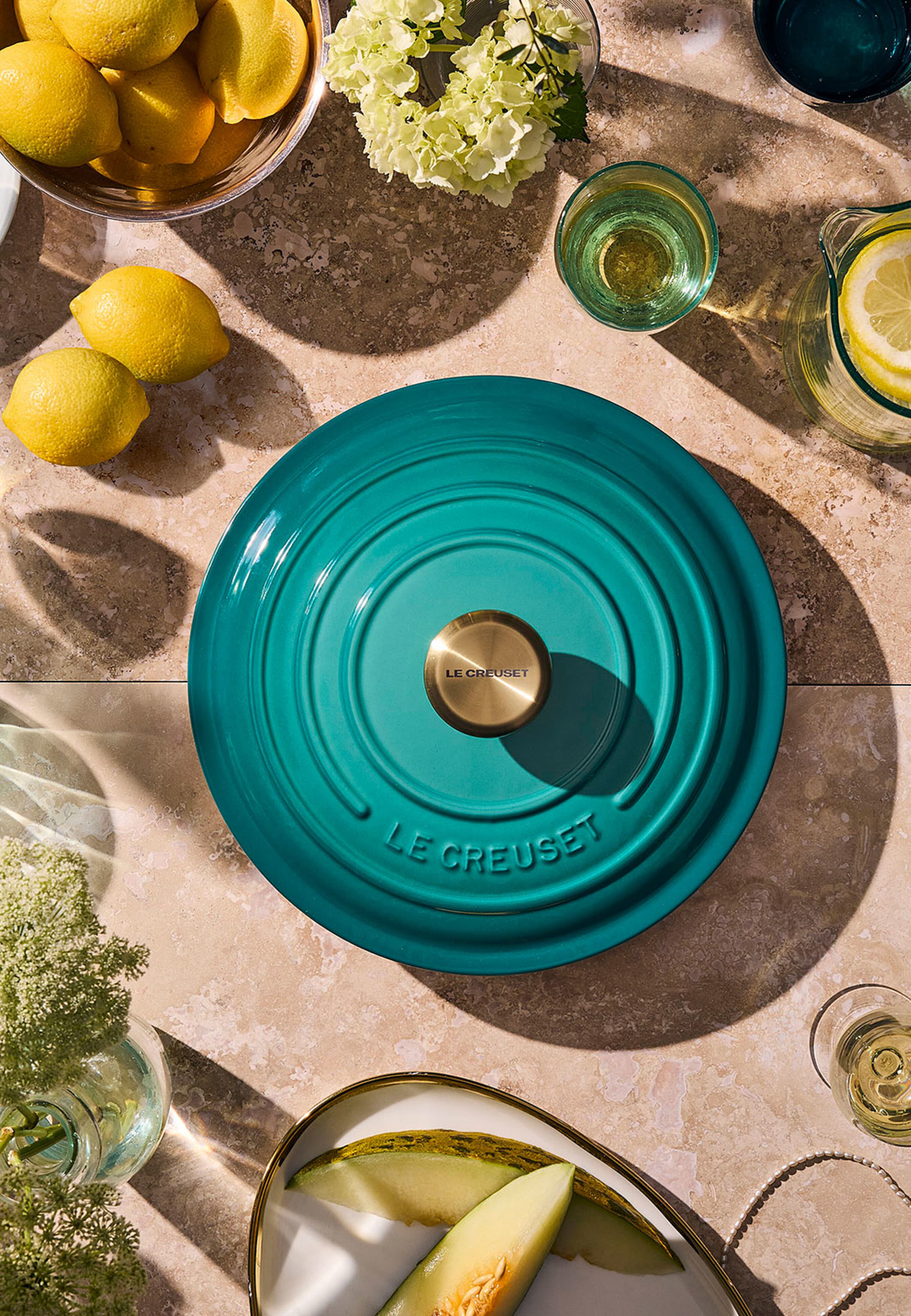 Le Creuset Signature gjutjärn rund gryta 28cm Bleu Riviera, från Le Creuset, i färgen Bleu Riviera. Klicka för att öppna bilden i stort format