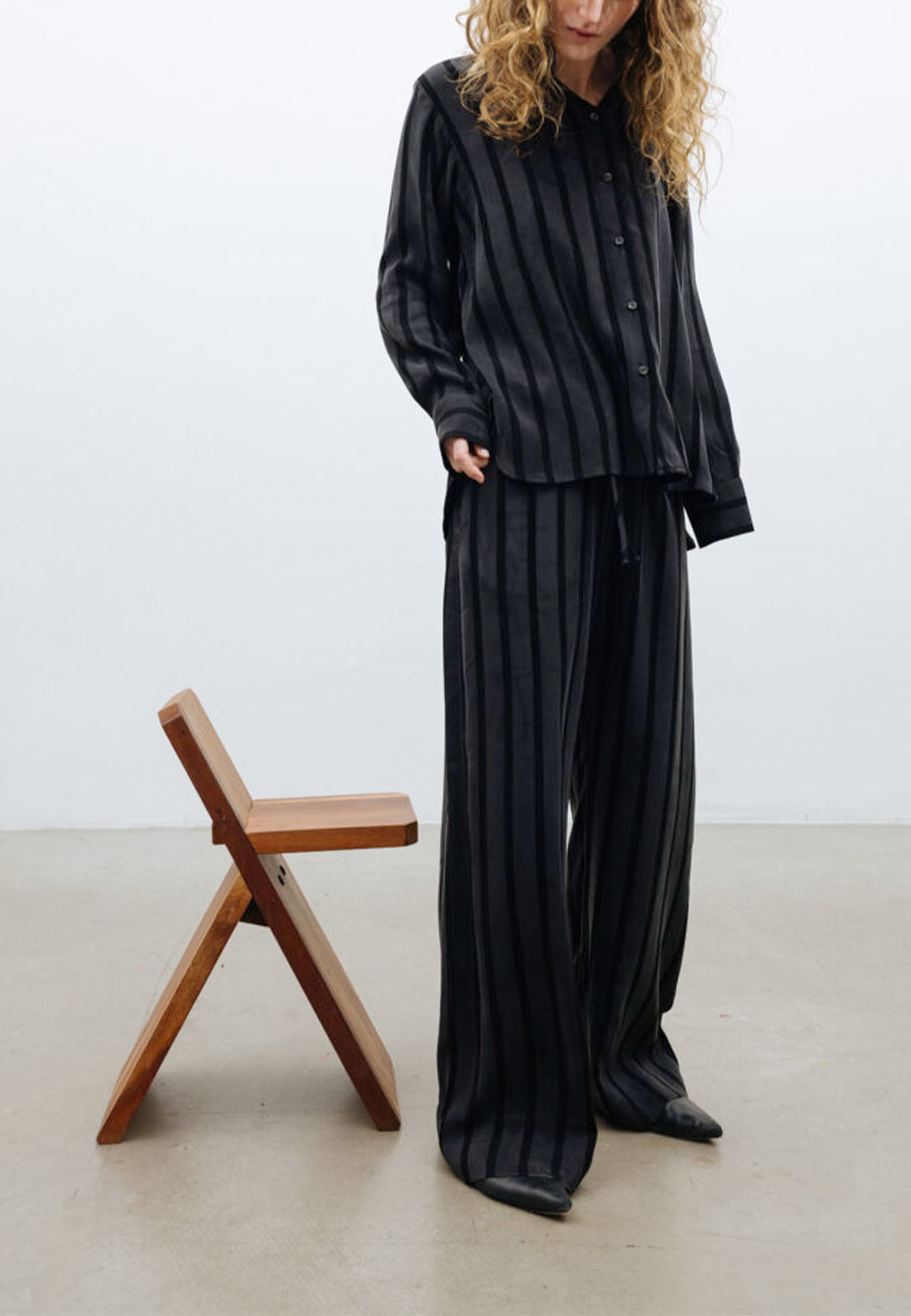 VACANT PANTS WIDE STRIPE, från A Part Of The Art, i färgen Black Stripe. Klicka för att öppna bilden i stort format