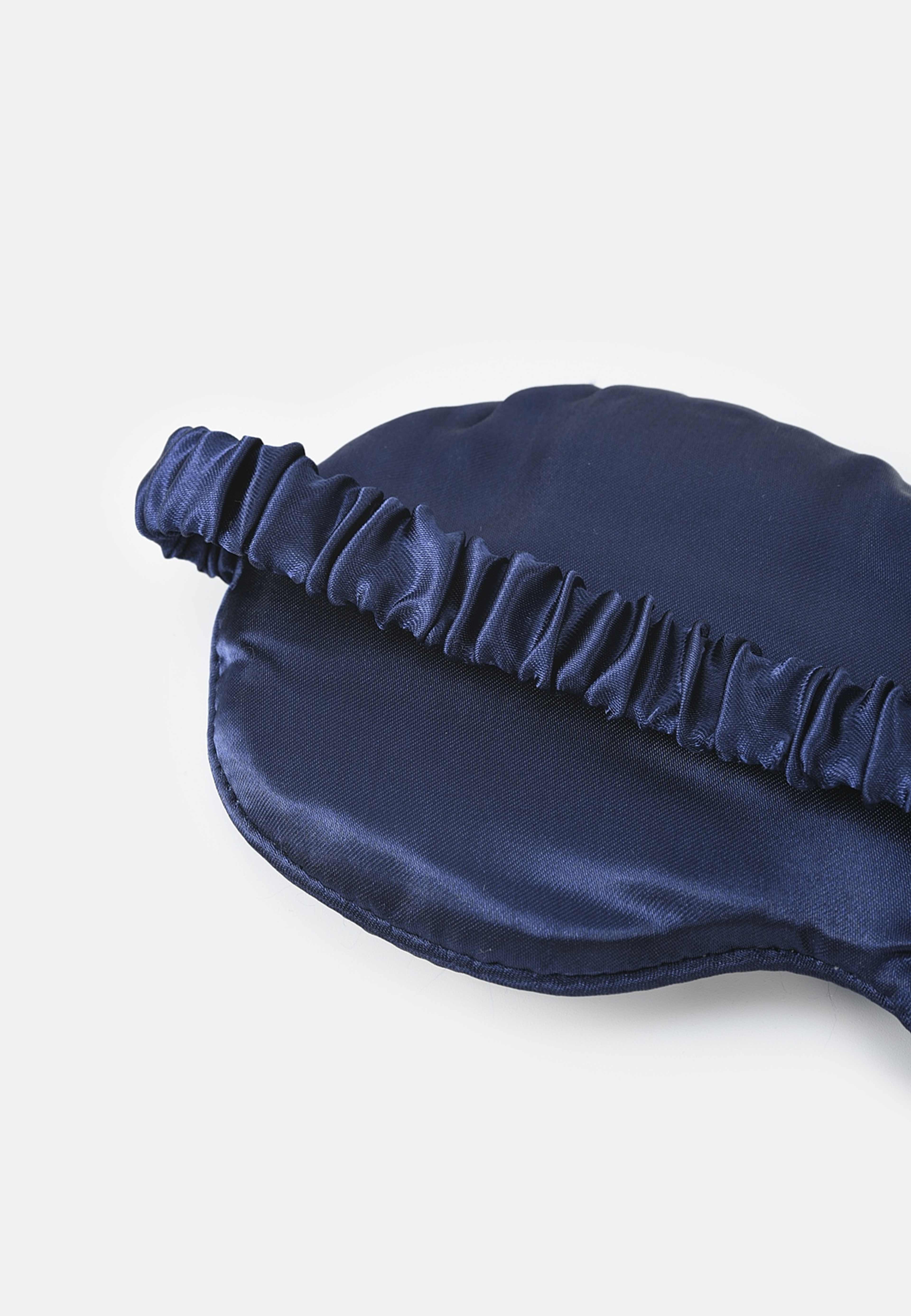 Travel Essentials Set, från Å BEAUTY, i färgen Navy. Klicka för att öppna bilden i stort format