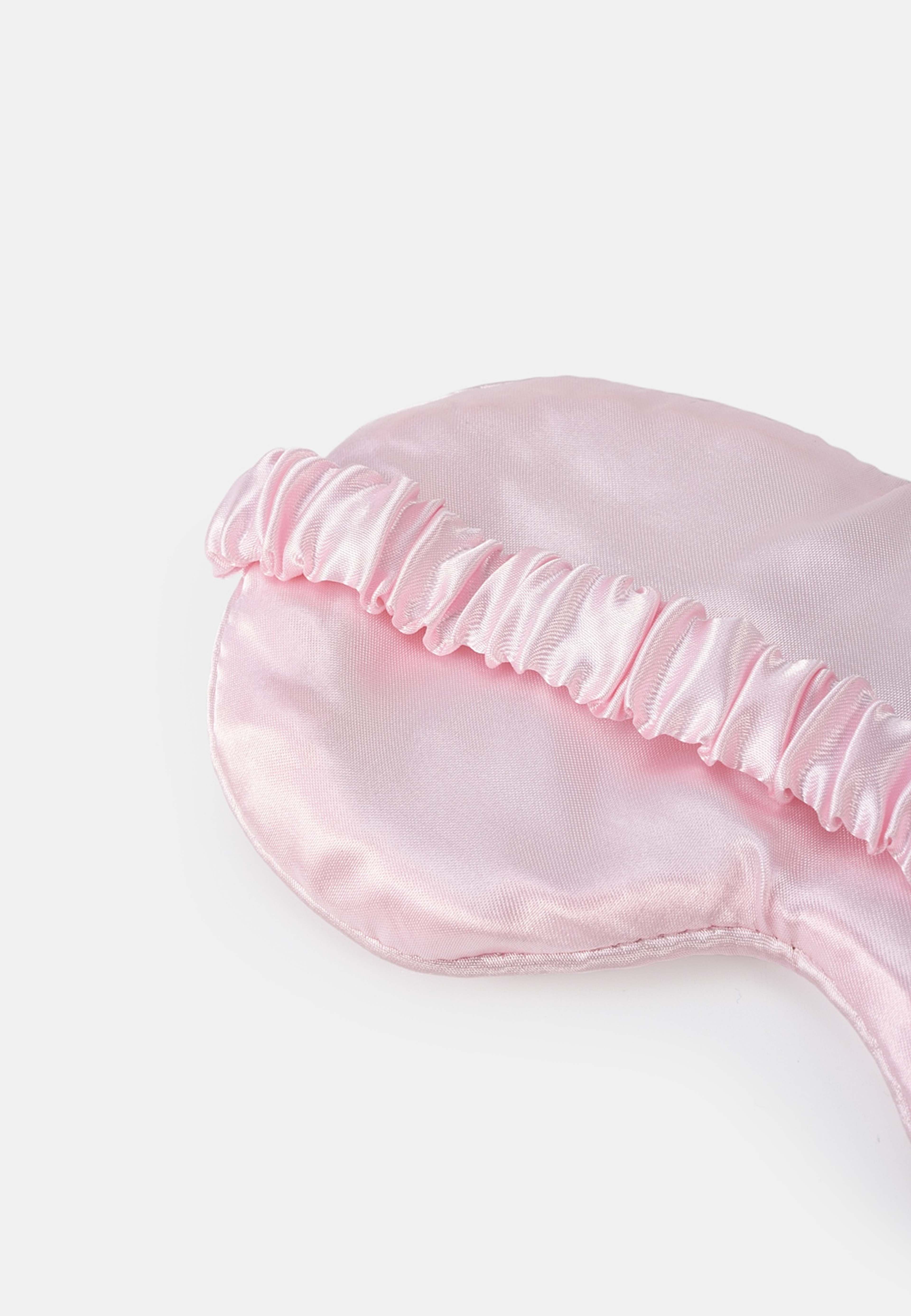 Travel Essentials Set, från Å BEAUTY, i färgen Lt Pink. Klicka för att öppna bilden i stort format