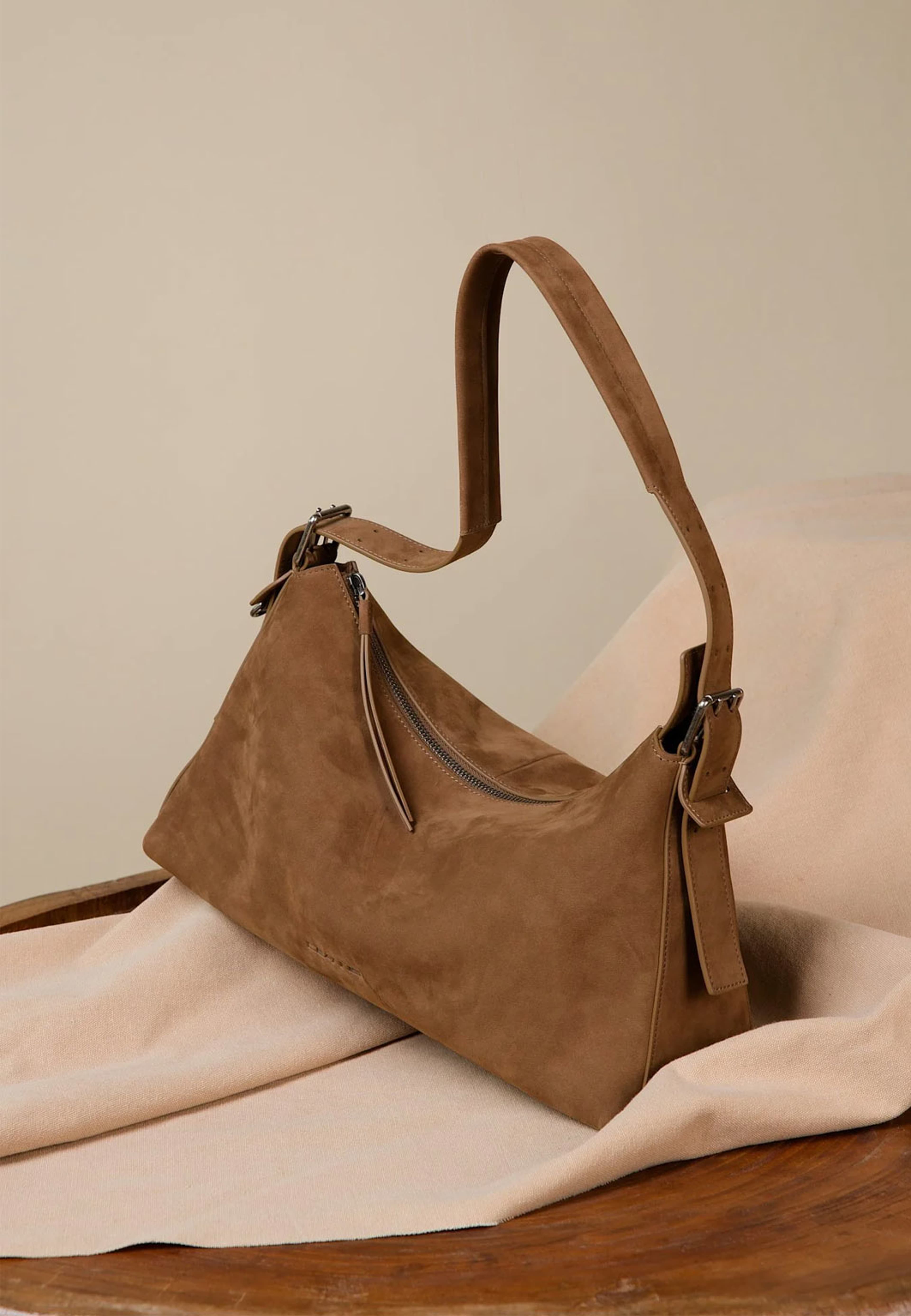 Suede City Bag Large Brown, från Ceannis, i färgen Brown. Klicka för att öppna bilden i stort format