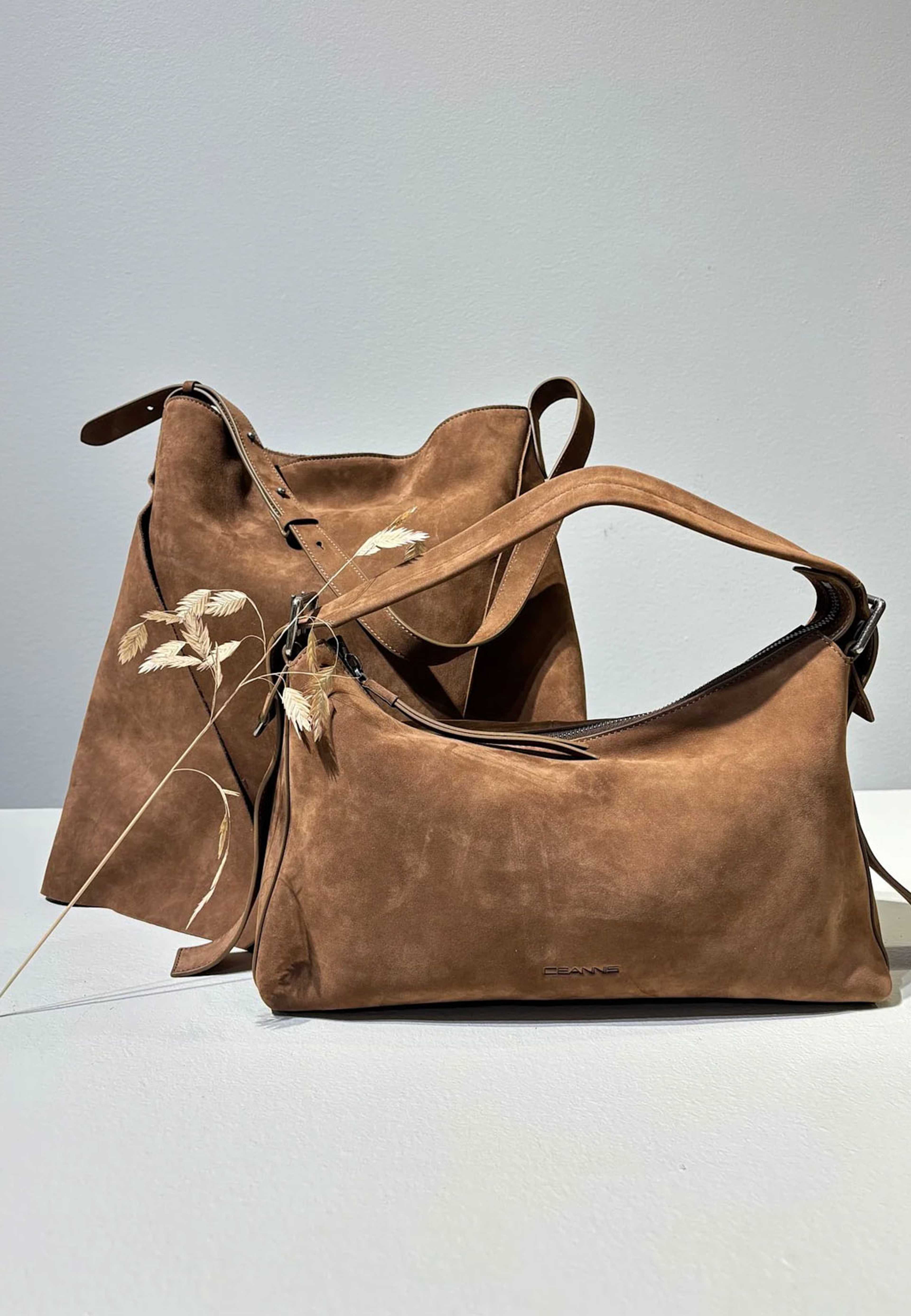 Suede City Bag Large Brown, från Ceannis, i färgen Brown. Klicka för att öppna bilden i stort format