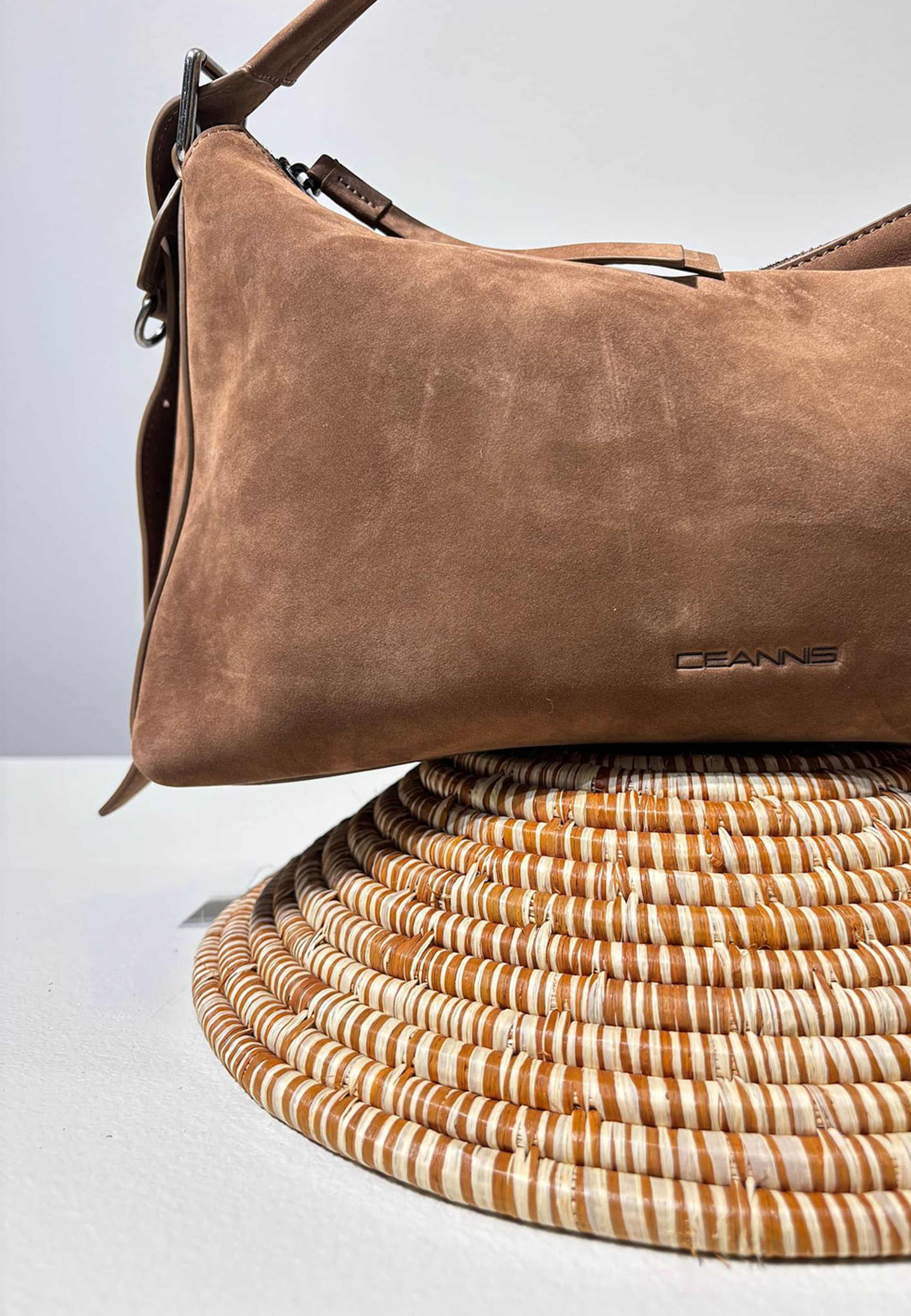 Suede City Bag Large Brown, från Ceannis, i färgen Brown. Klicka för att öppna bilden i stort format