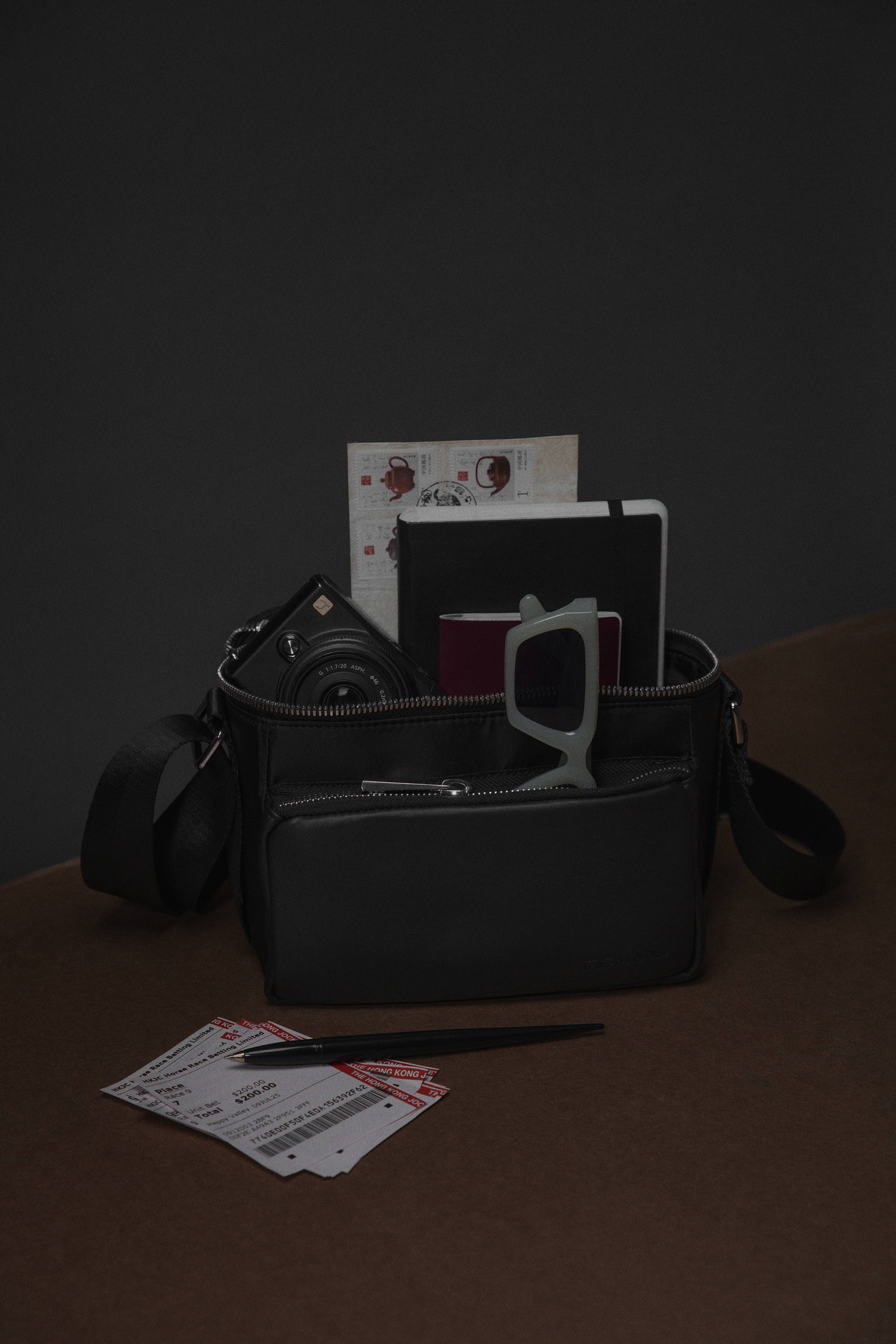 Tourist - City Bag Black, från Ceannis, i färgen Black. Klicka för att öppna bilden i stort format