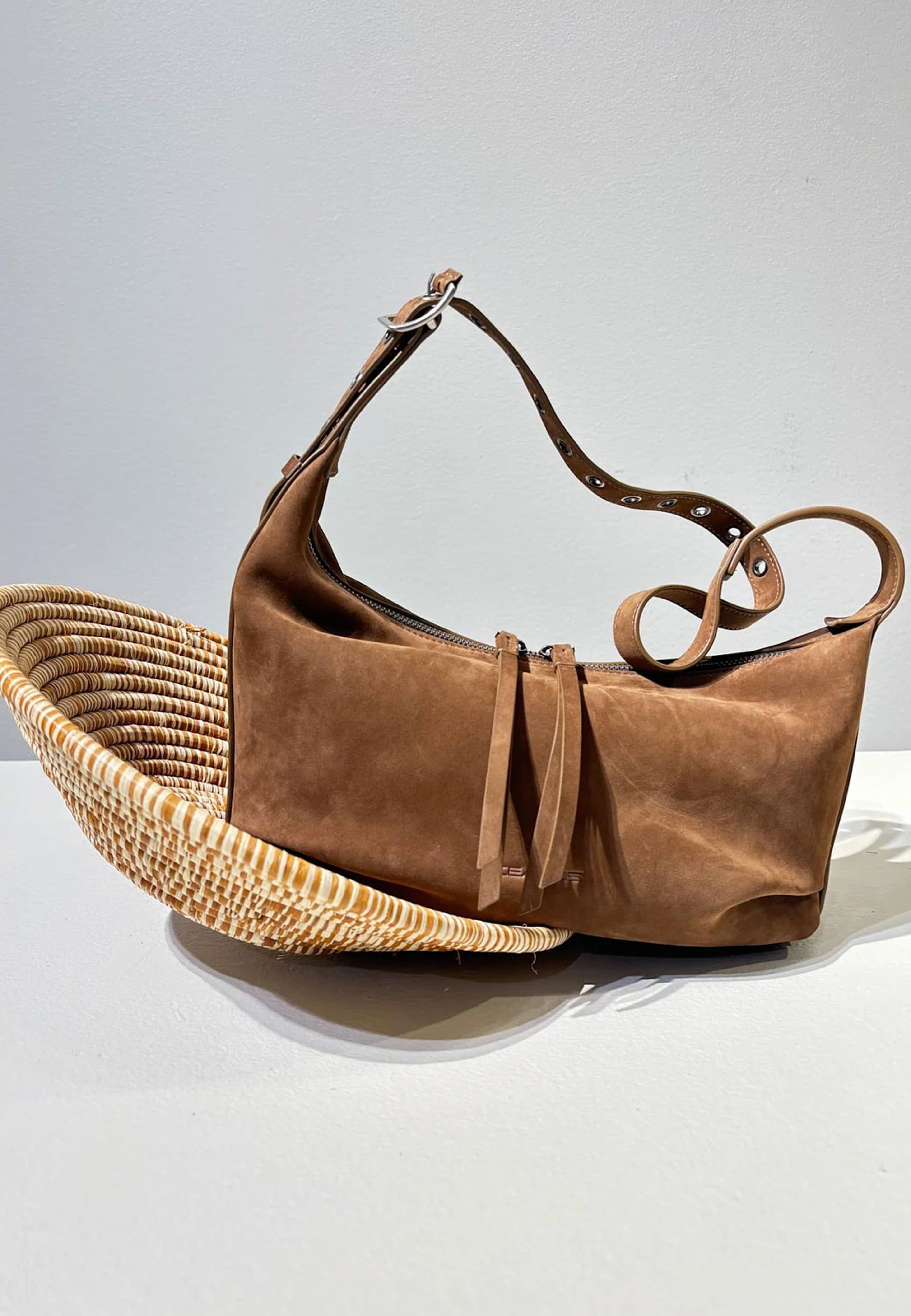 Suede City Bag Small Brown, från Ceannis, i färgen Brown. Klicka för att öppna bilden i stort format