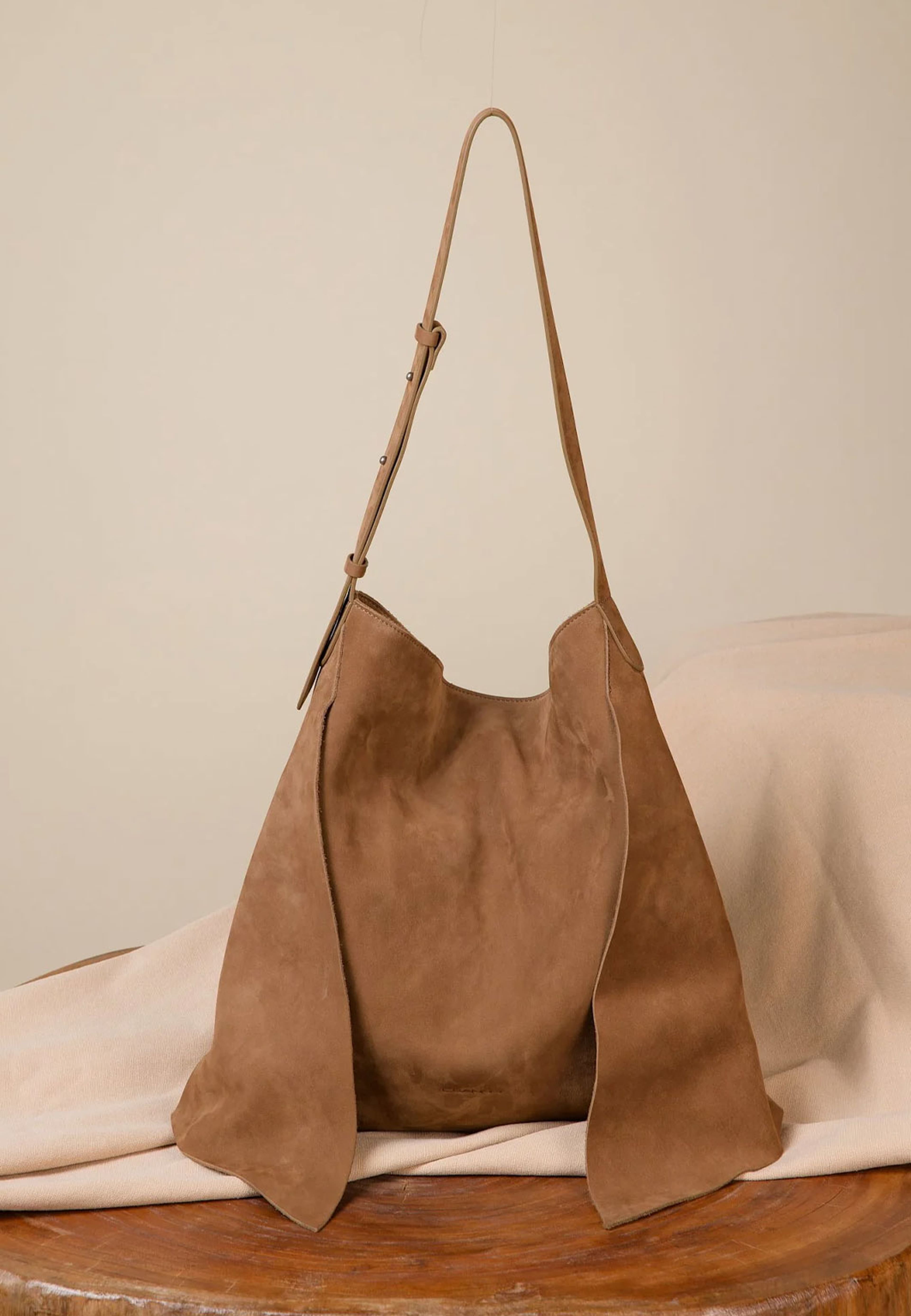 Suede Shoulder Bag Brown, från Ceannis, i färgen Brown. Klicka för att öppna bilden i stort format