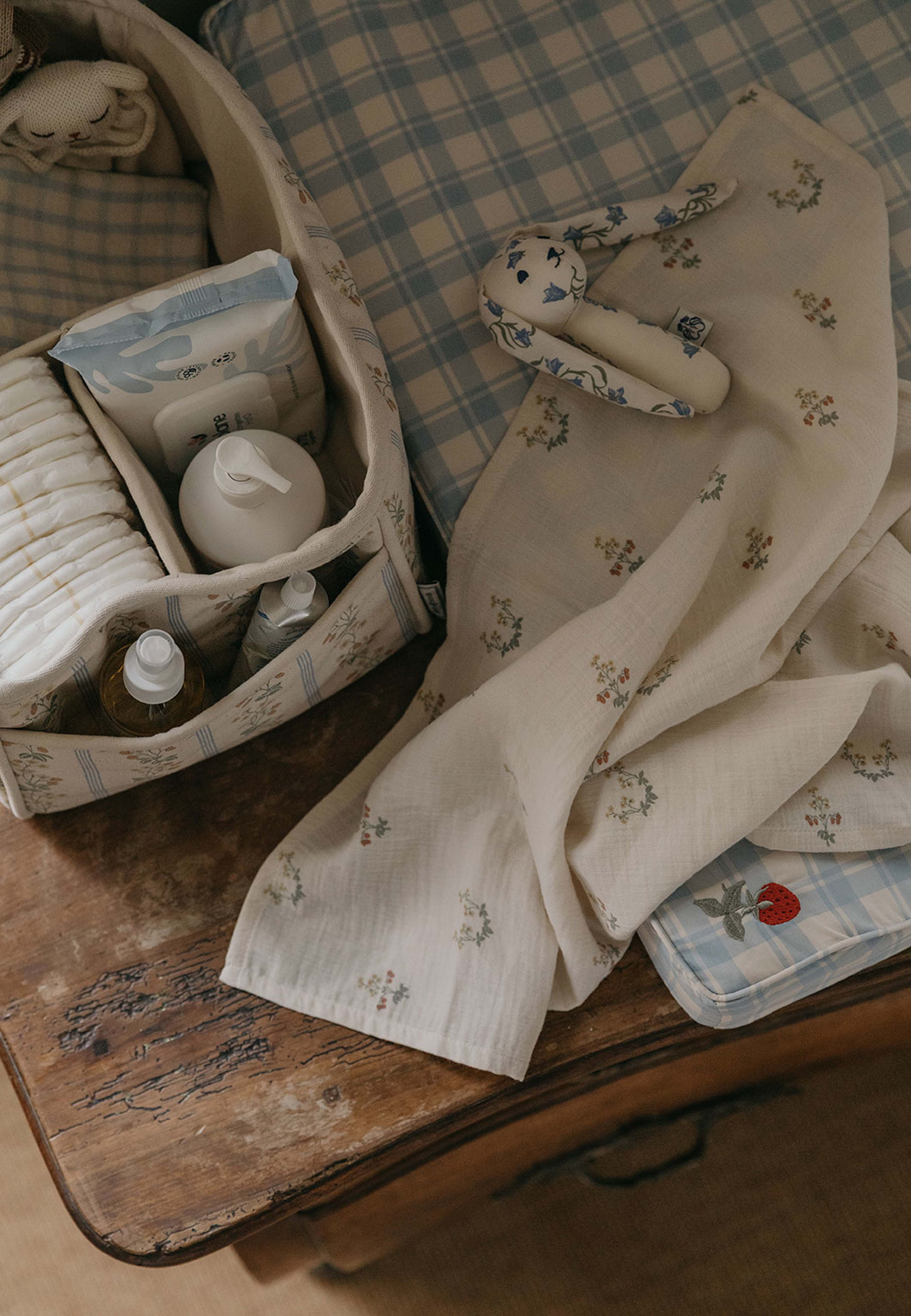 Muslin Blanket 2-pack, 60x60 cm, från Garbo&Friends, i färgen La Fraise. Klicka för att öppna bilden i stort format