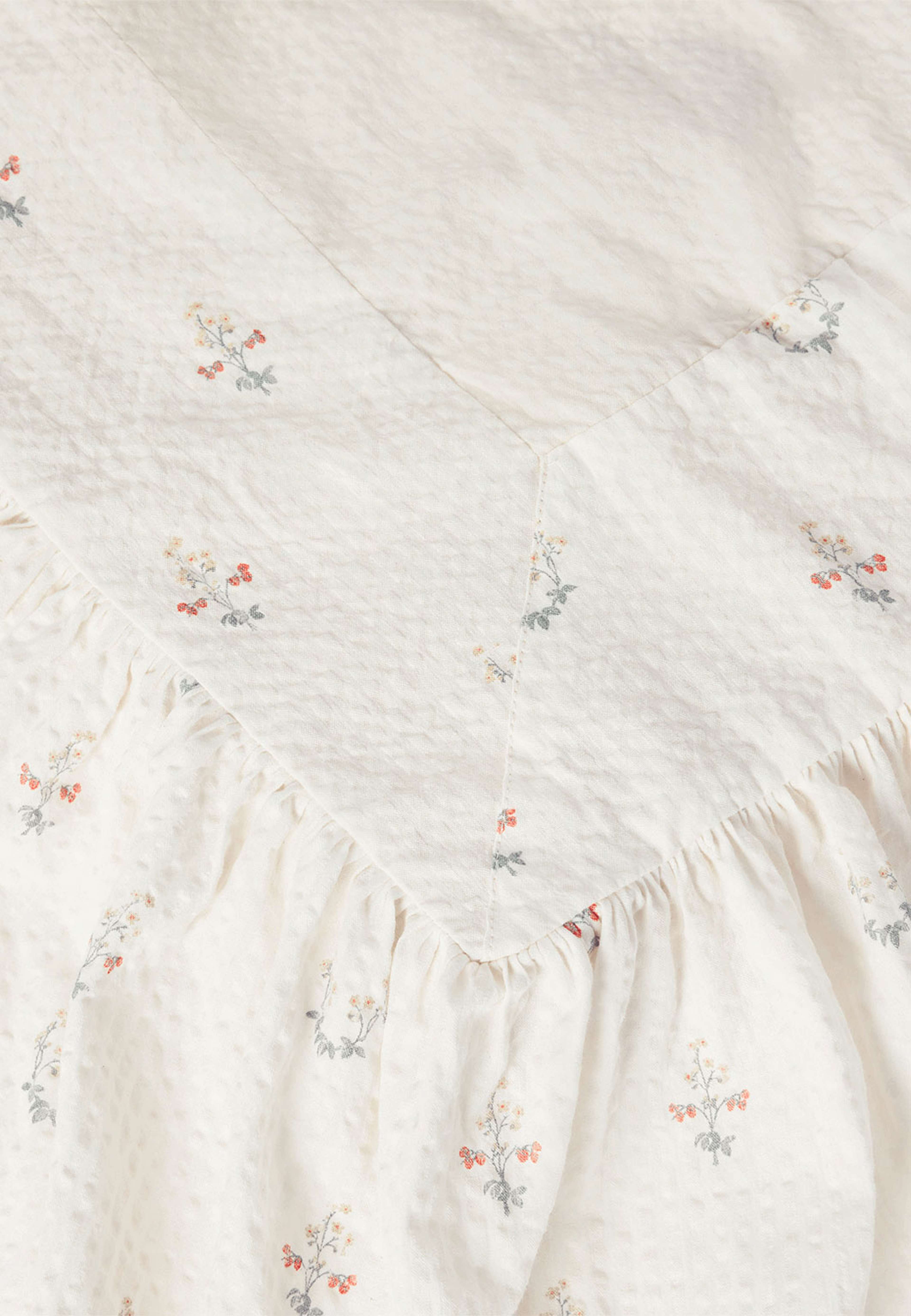 Seersucker Bed Skirt, från Garbo&Friends, i färgen La Fraise. Klicka för att öppna bilden i stort format