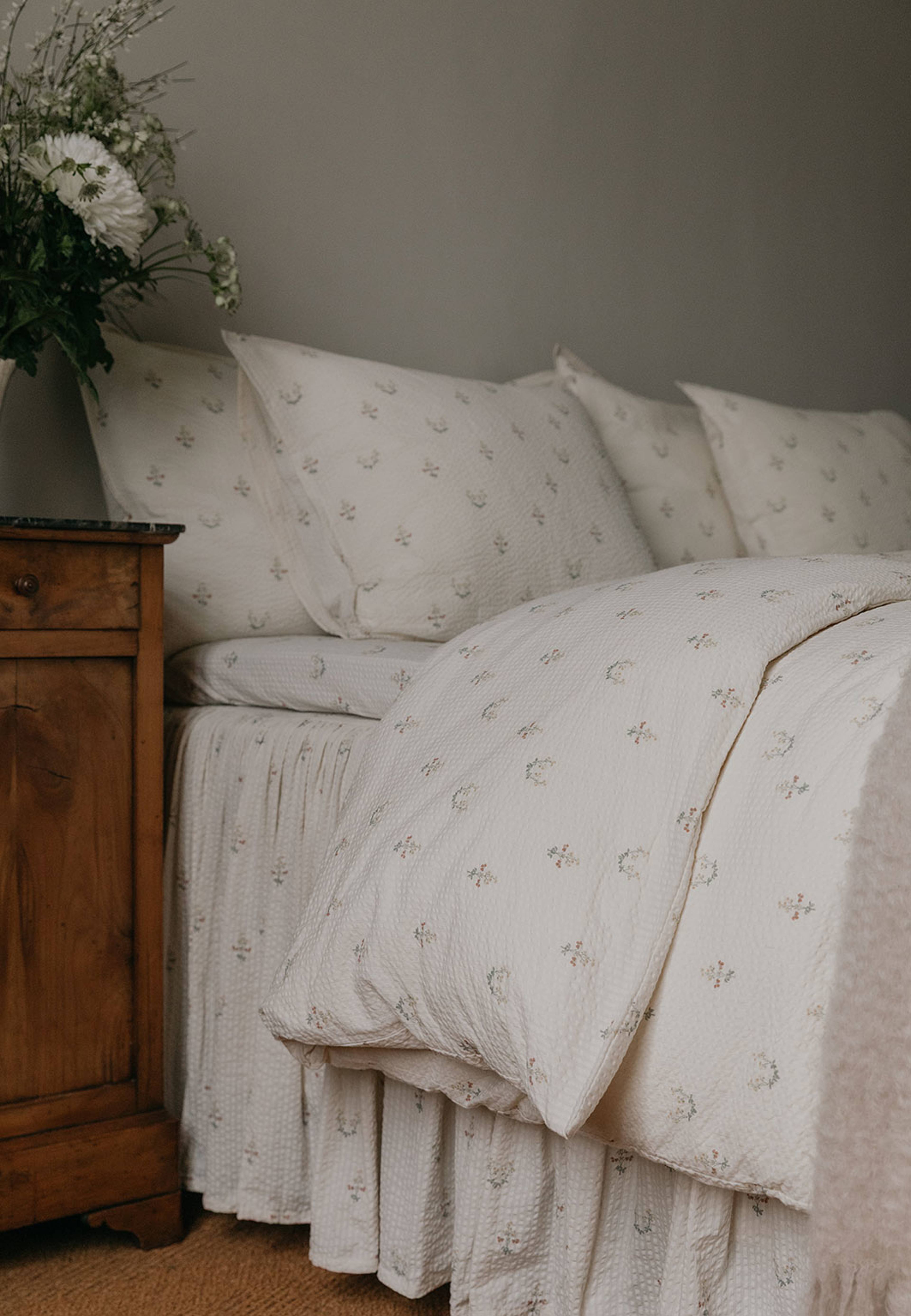 Seersucker Bed Skirt, från Garbo&Friends, i färgen La Fraise. Klicka för att öppna bilden i stort format