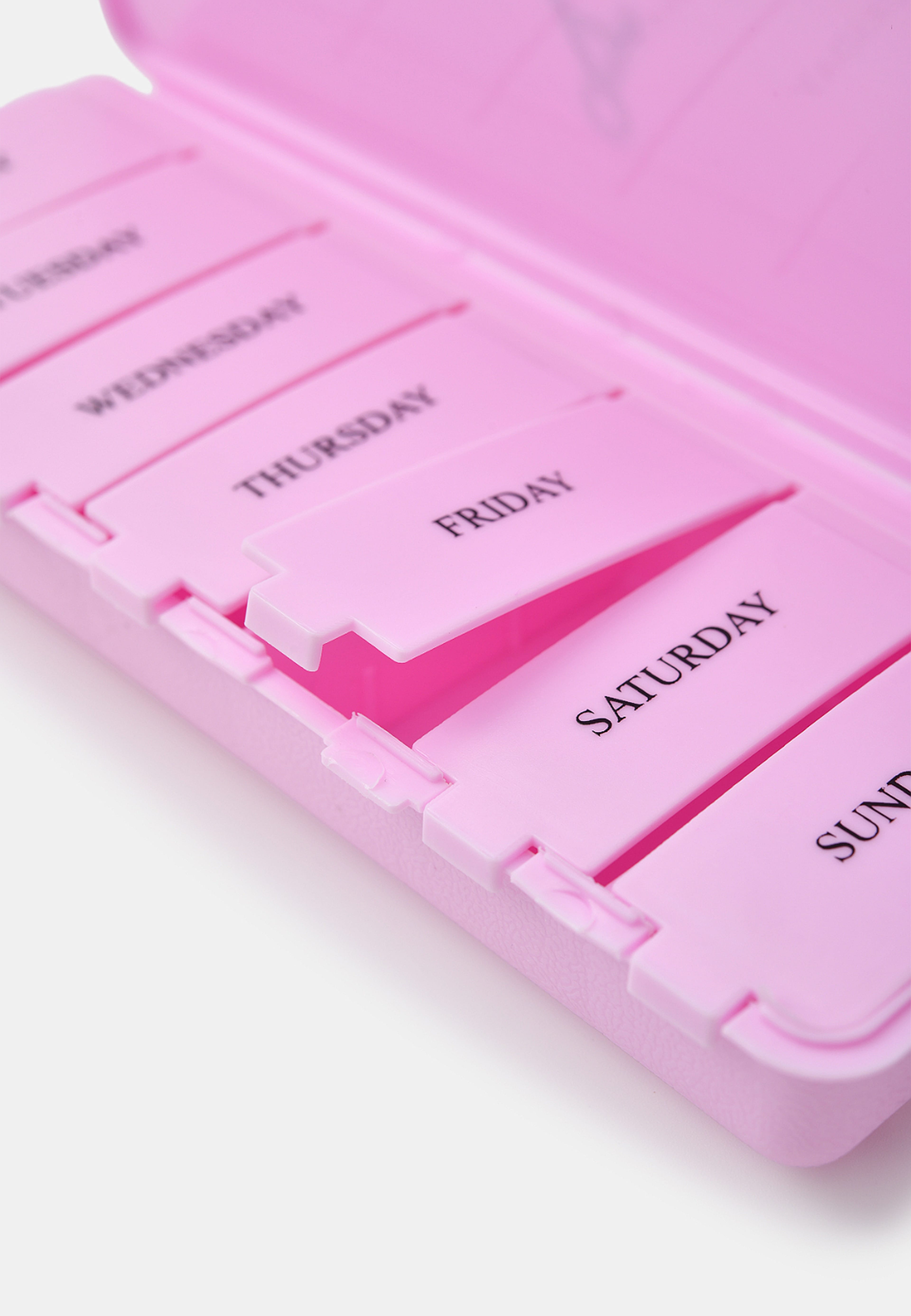 Doseringsask 7 dagar, från Å BEAUTY, i färgen Lt Pink. Klicka för att öppna bilden i stort format