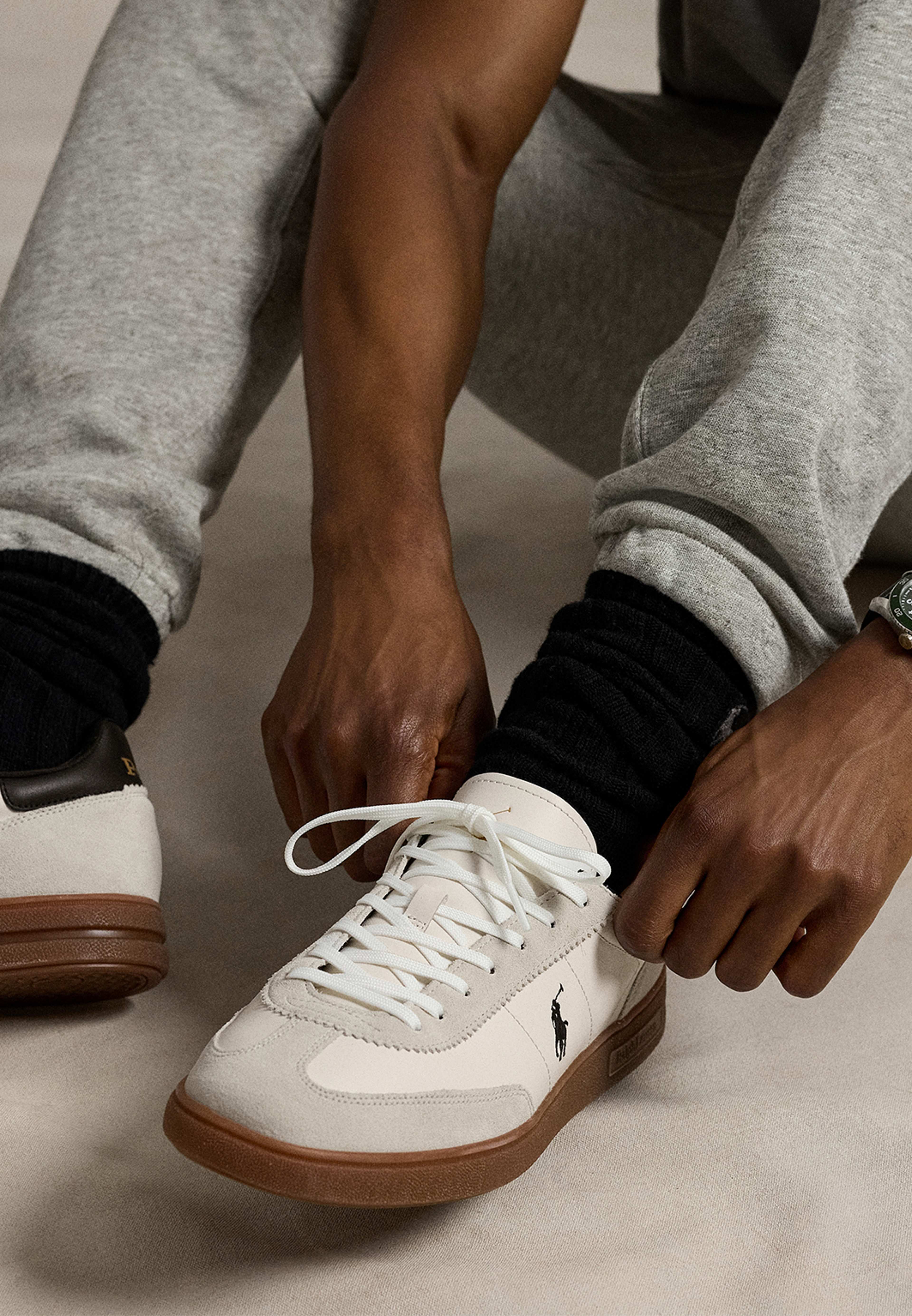 Bedford Leather-Suede Sneaker, från Ralph Lauren, i färgen White/Black. Klicka för att öppna bilden i stort format