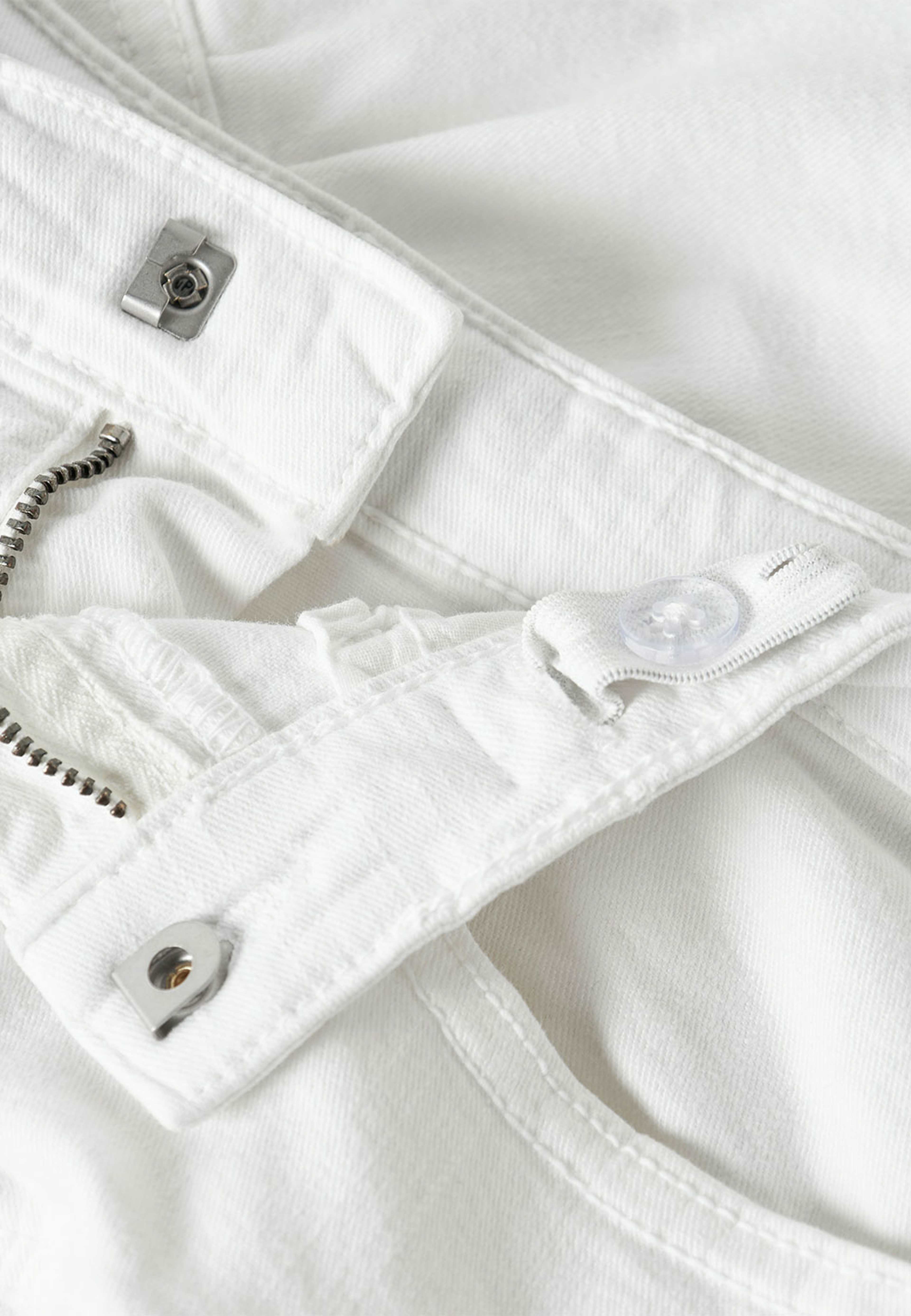 Twillkjol ROXY, från Name It, i färgen Bright White. Klicka för att öppna bilden i stort format