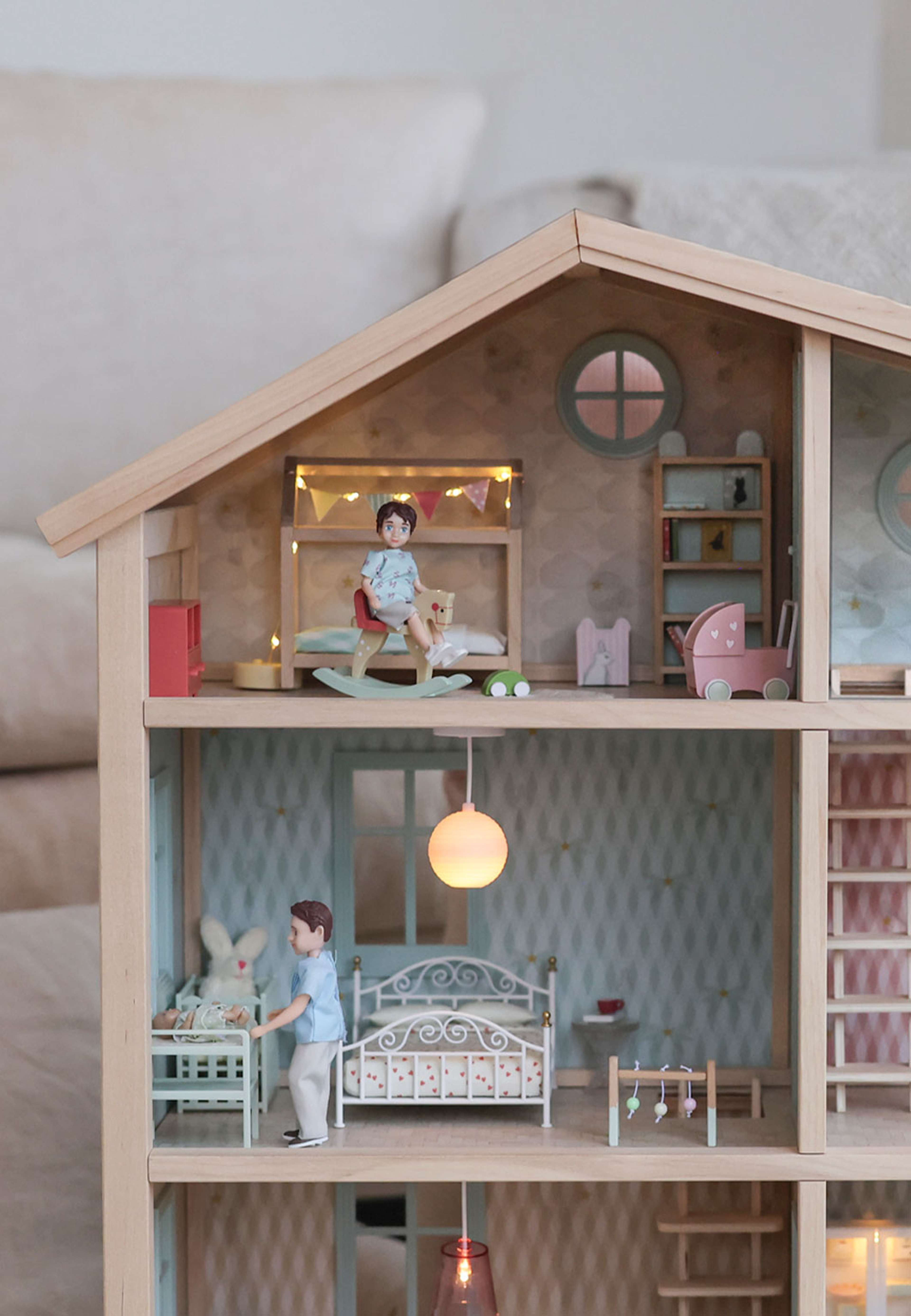 Dockhustillbehör Barnrum med hussäng, från LUNDBY. Klicka för att öppna bilden i stort format