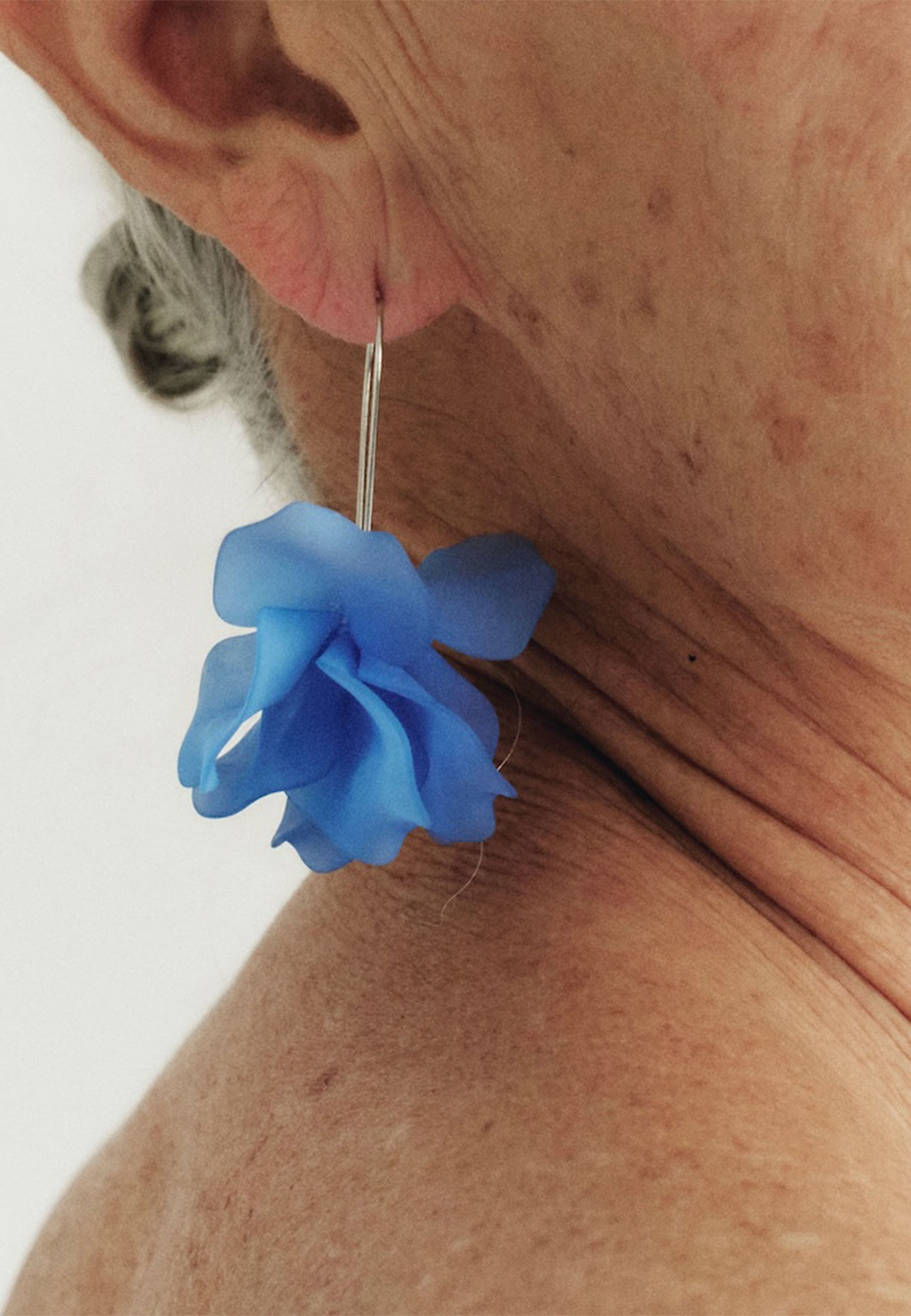 Petal Earrings, från WOS, i färgen Blue. Klicka för att öppna bilden i stort format