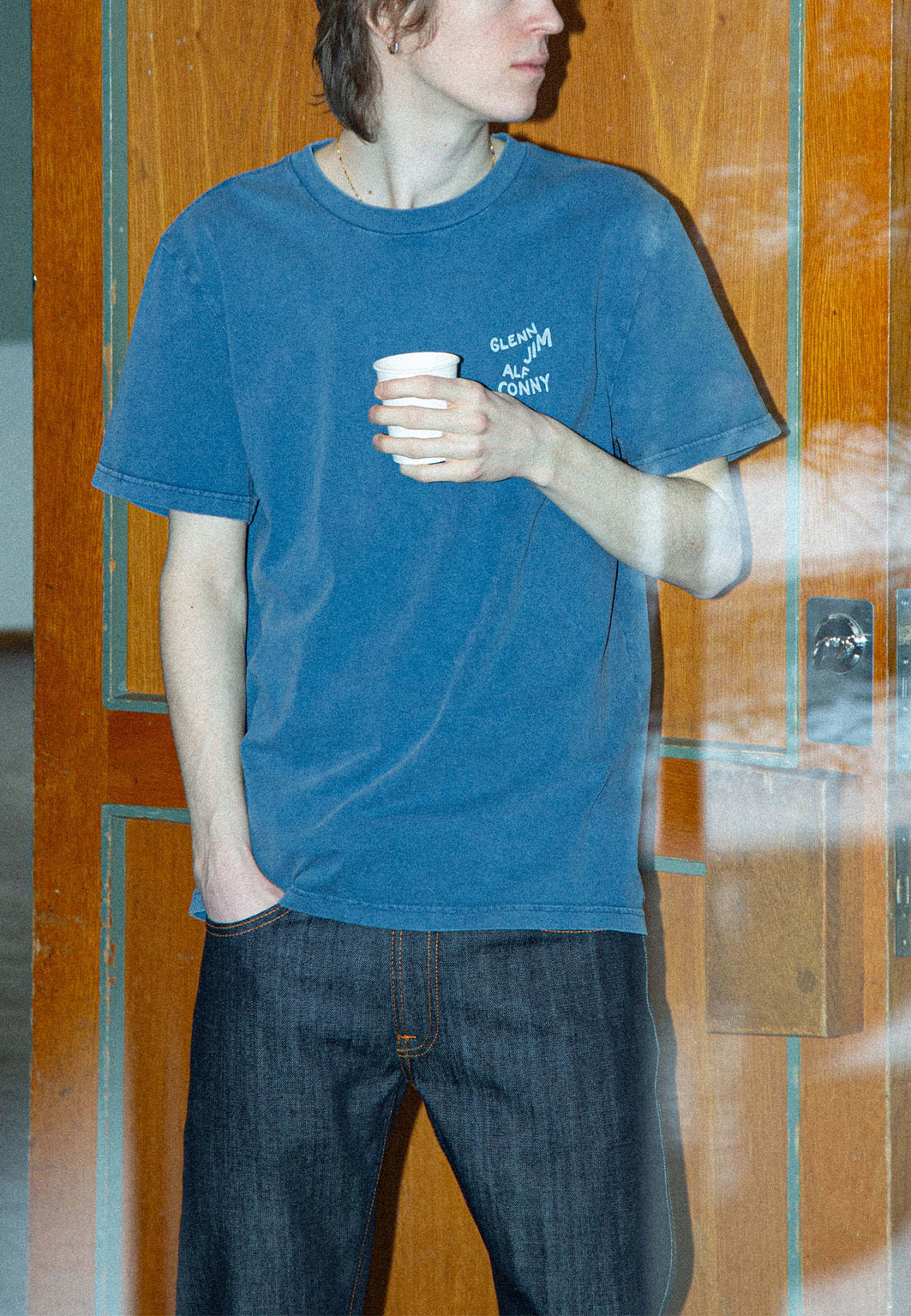 Roy T-Shirt OG Line-Up, från Nudie Jeans, i färgen French Blue. Klicka för att öppna bilden i stort format