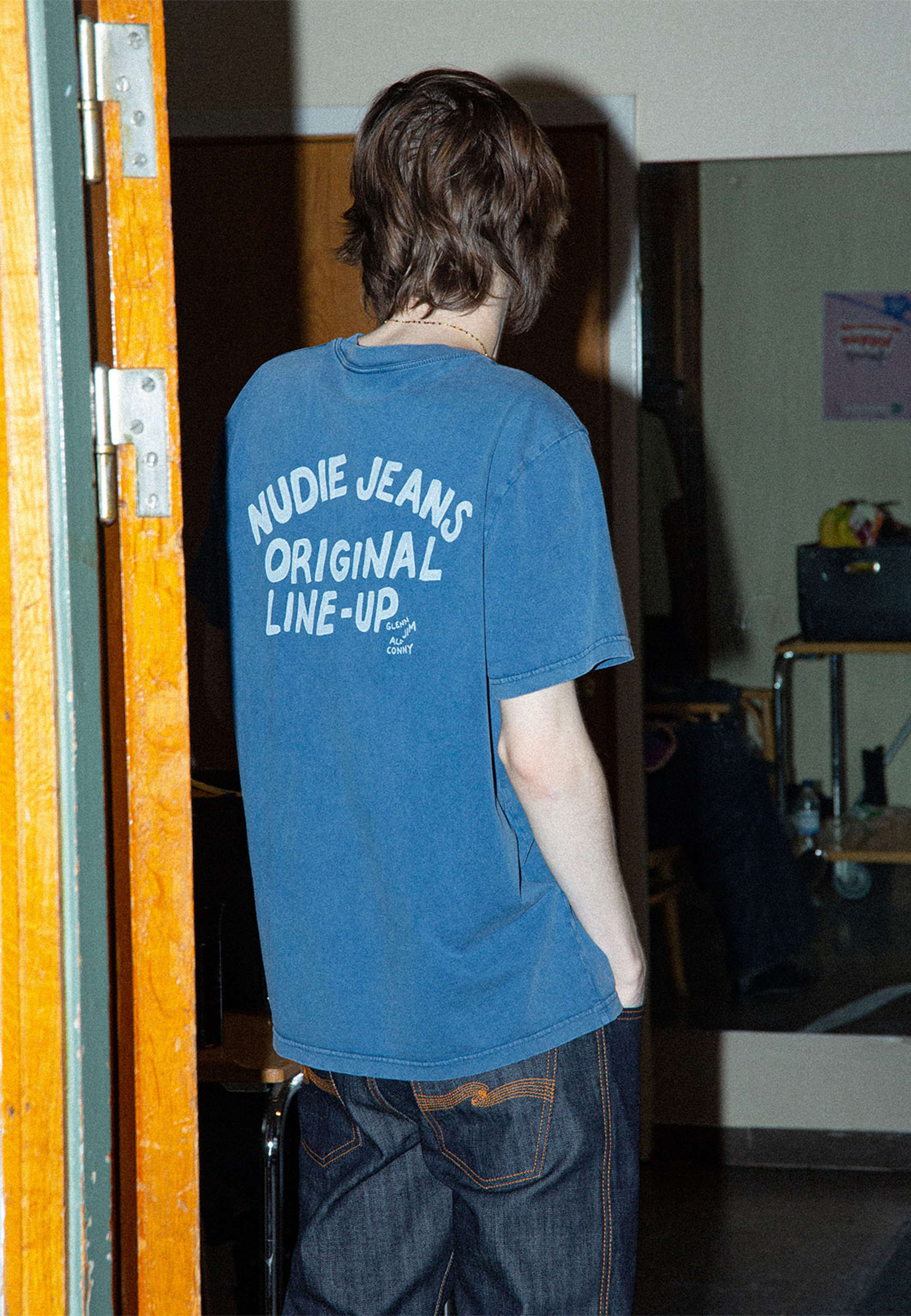 Roy T-Shirt OG Line-Up, från Nudie Jeans, i färgen French Blue. Klicka för att öppna bilden i stort format