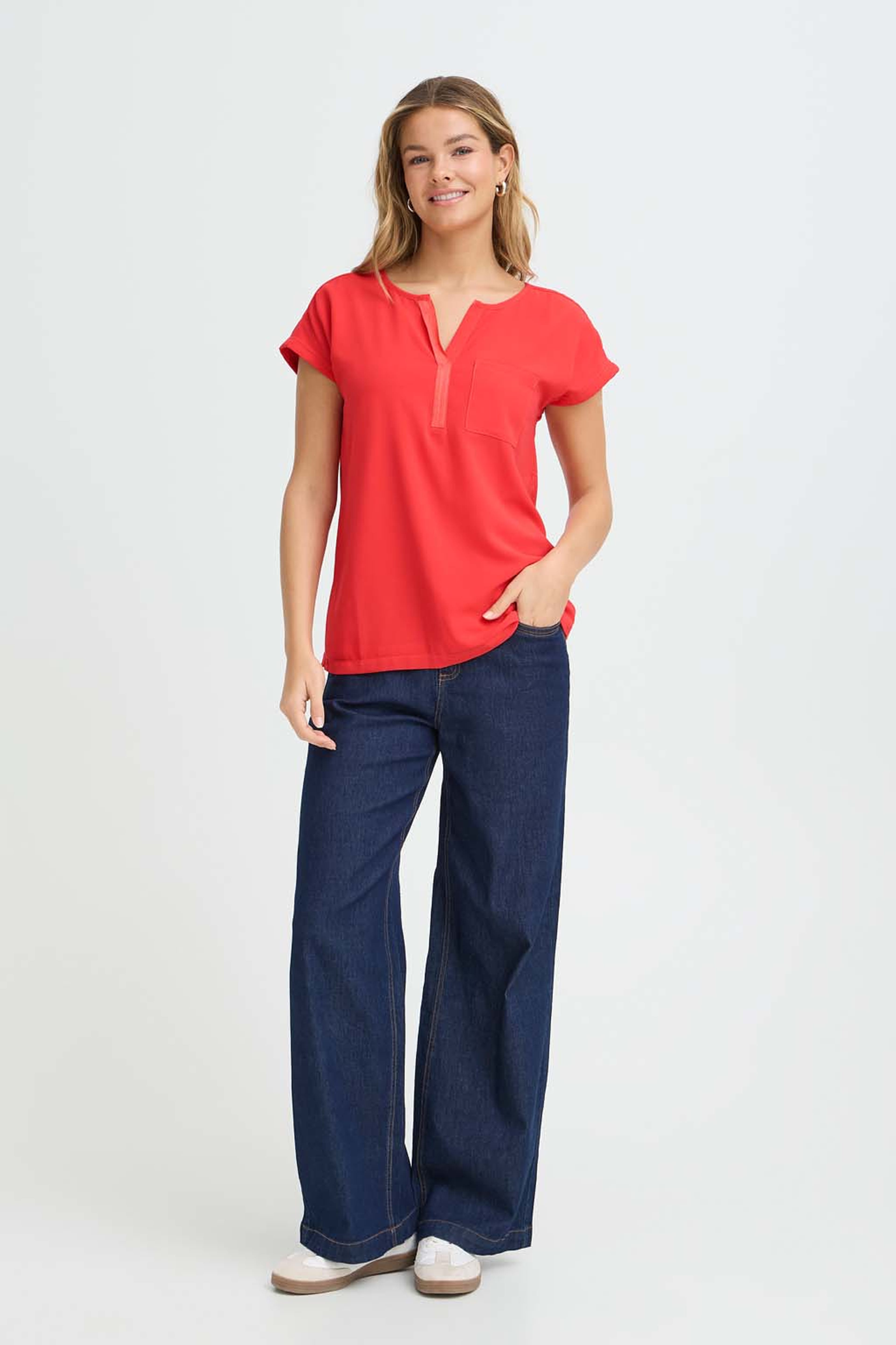 FRZAWOV 2 BLOUSE, från Fransa, i färgen Hibiscus. Klicka för att öppna bilden i stort format