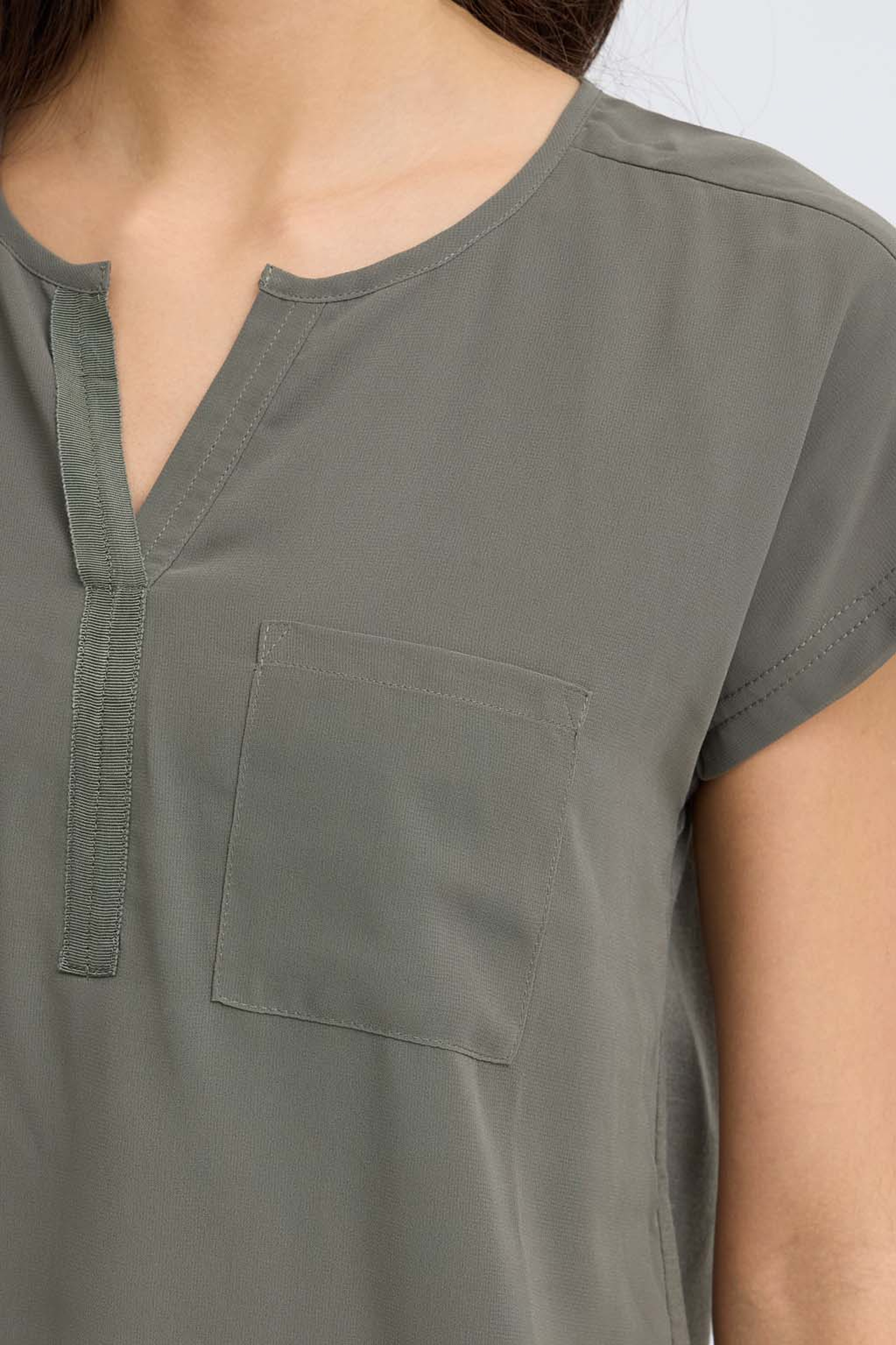 FRZAWOV 2 BLOUSE, från Fransa, i färgen Smokey Olive. Klicka för att öppna bilden i stort format