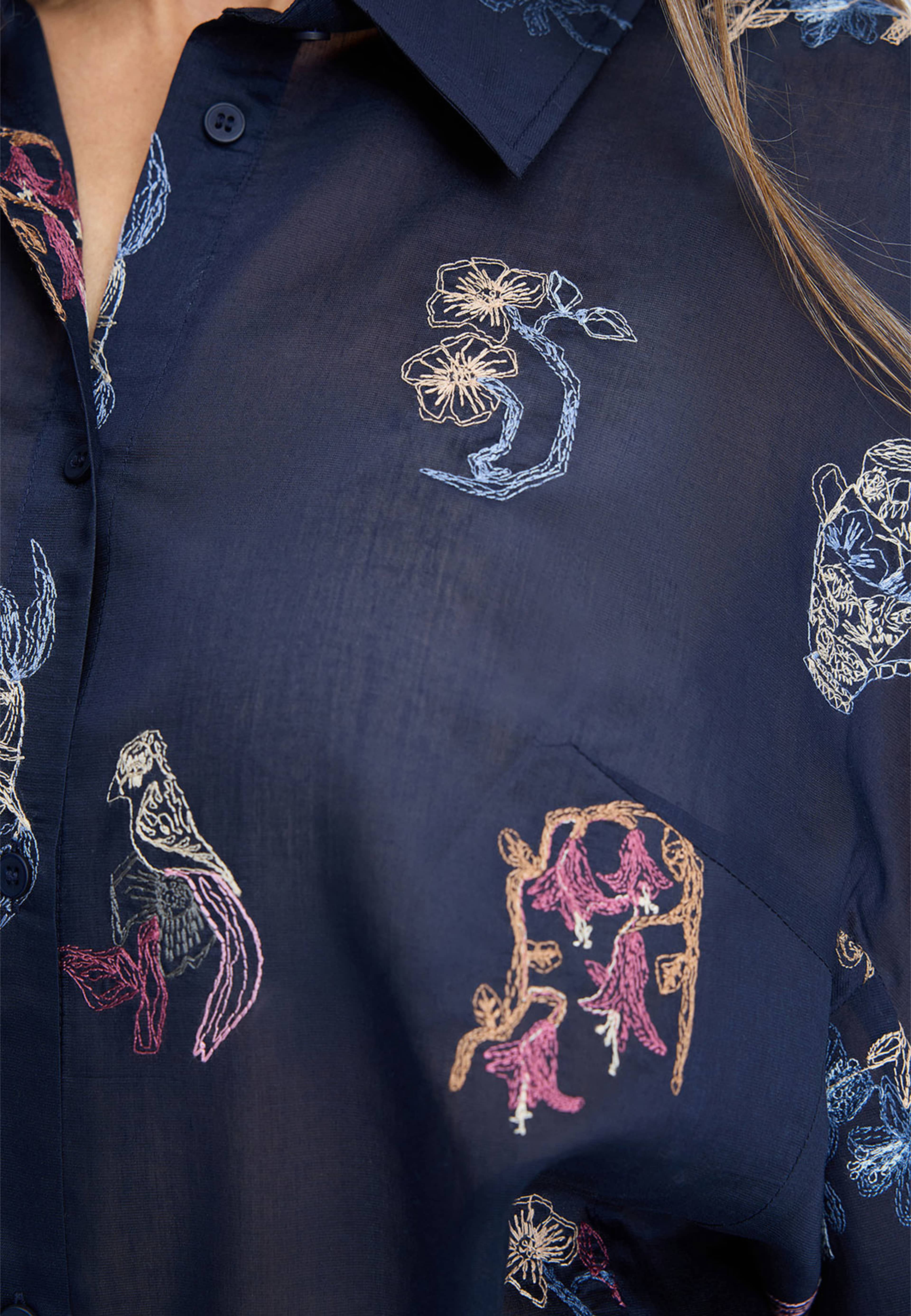 Nilsa Shirt, från Munthe, i färgen Navy. Klicka för att öppna bilden i stort format