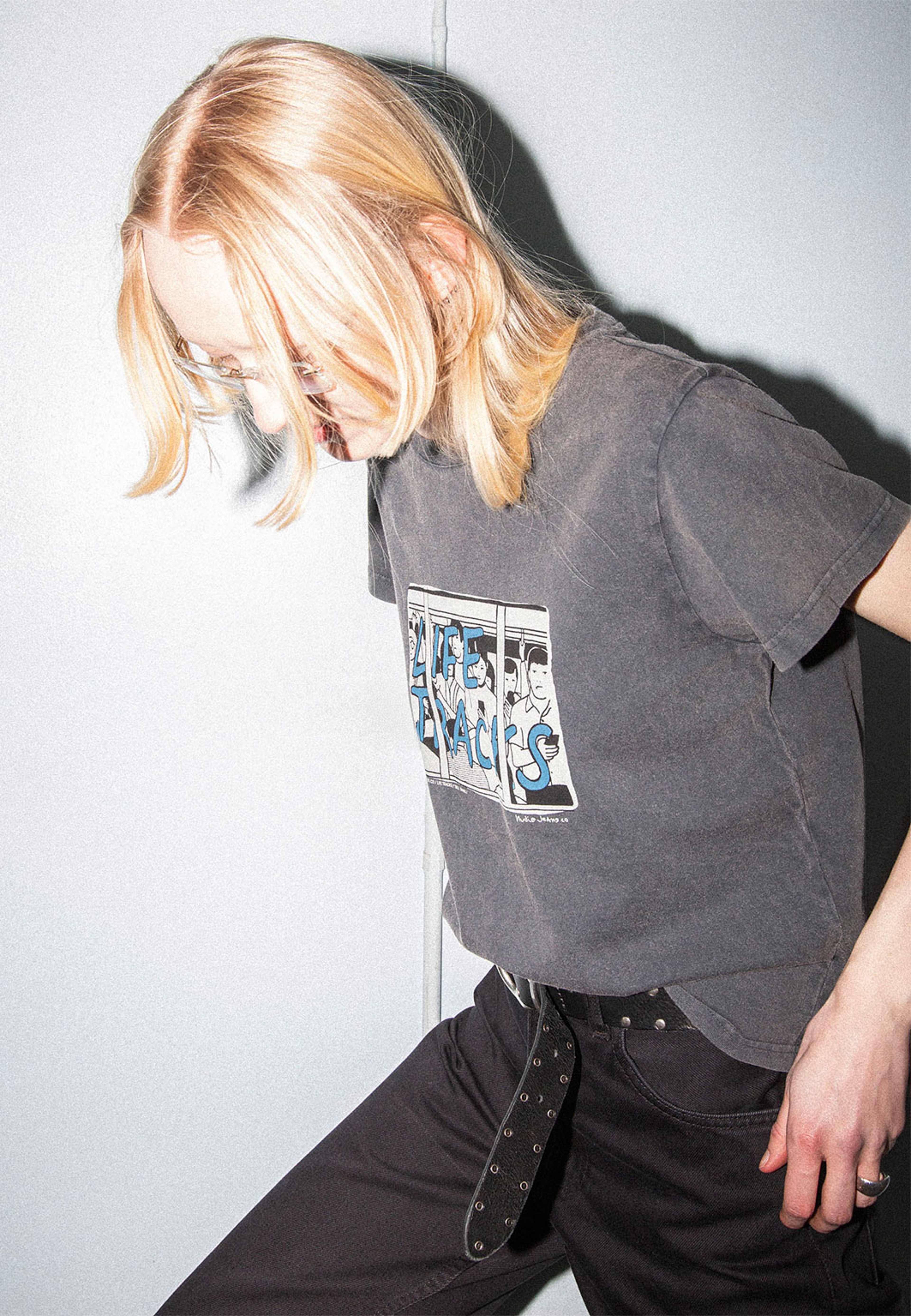Frankie T-Shirt Life Tracks II, från Nudie Jeans, i färgen Antracite. Klicka för att öppna bilden i stort format