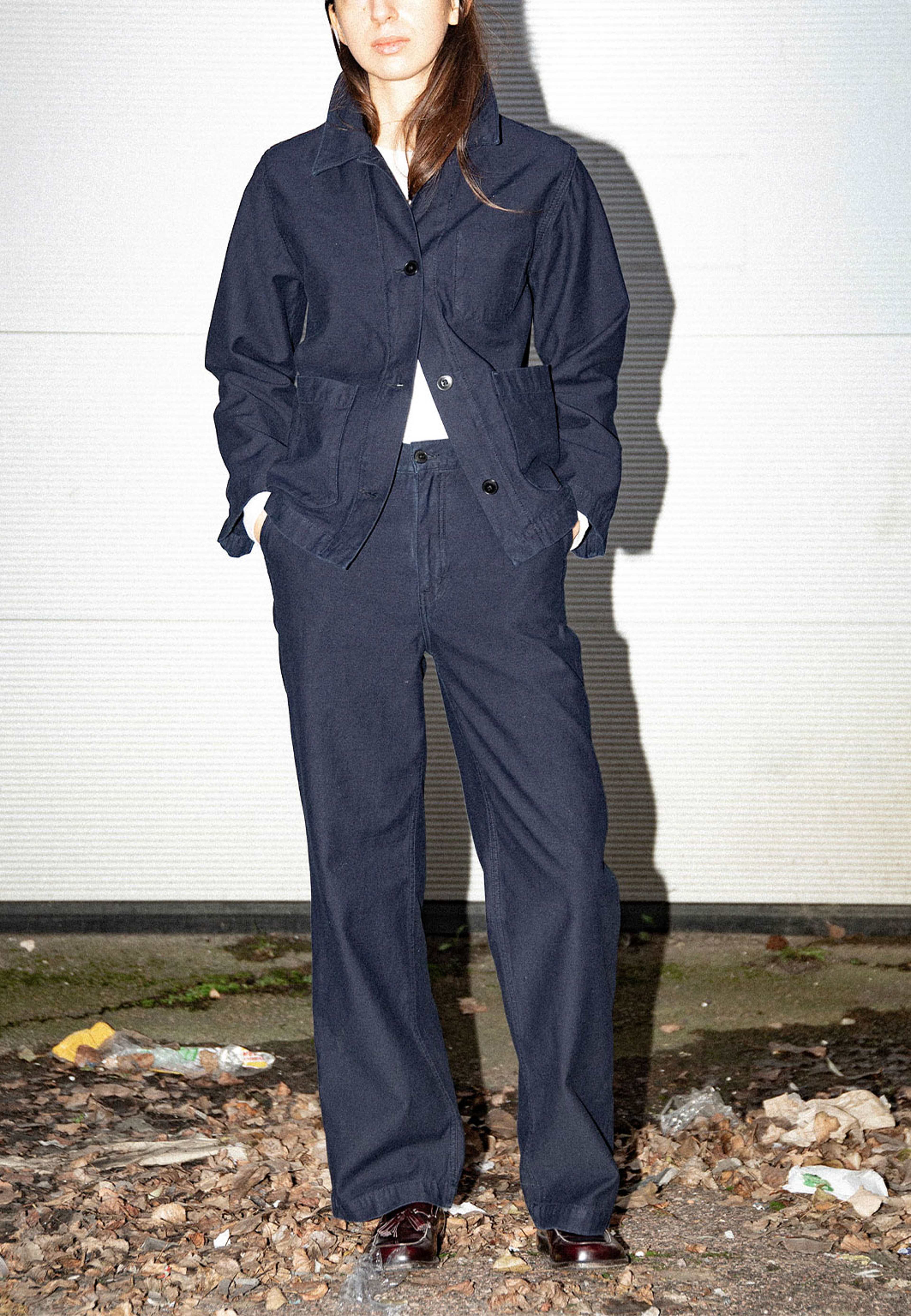 Wendy Pants Back Sateen, från Nudie Jeans, i färgen Indigo. Klicka för att öppna bilden i stort format