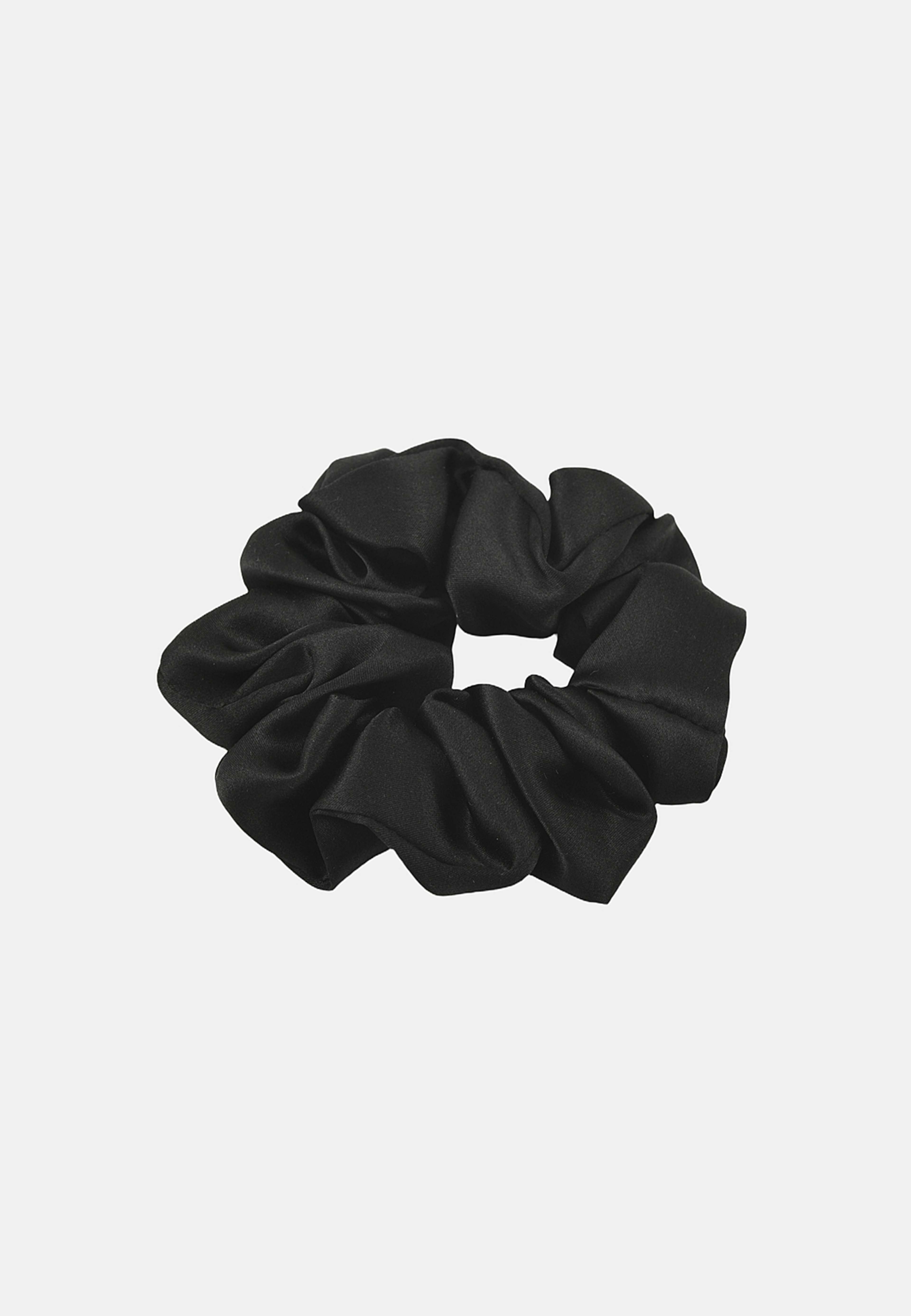 Silk Scrunchie Large, från Å BEAUTY, i färgen Black. Klicka för att öppna bilden i stort format