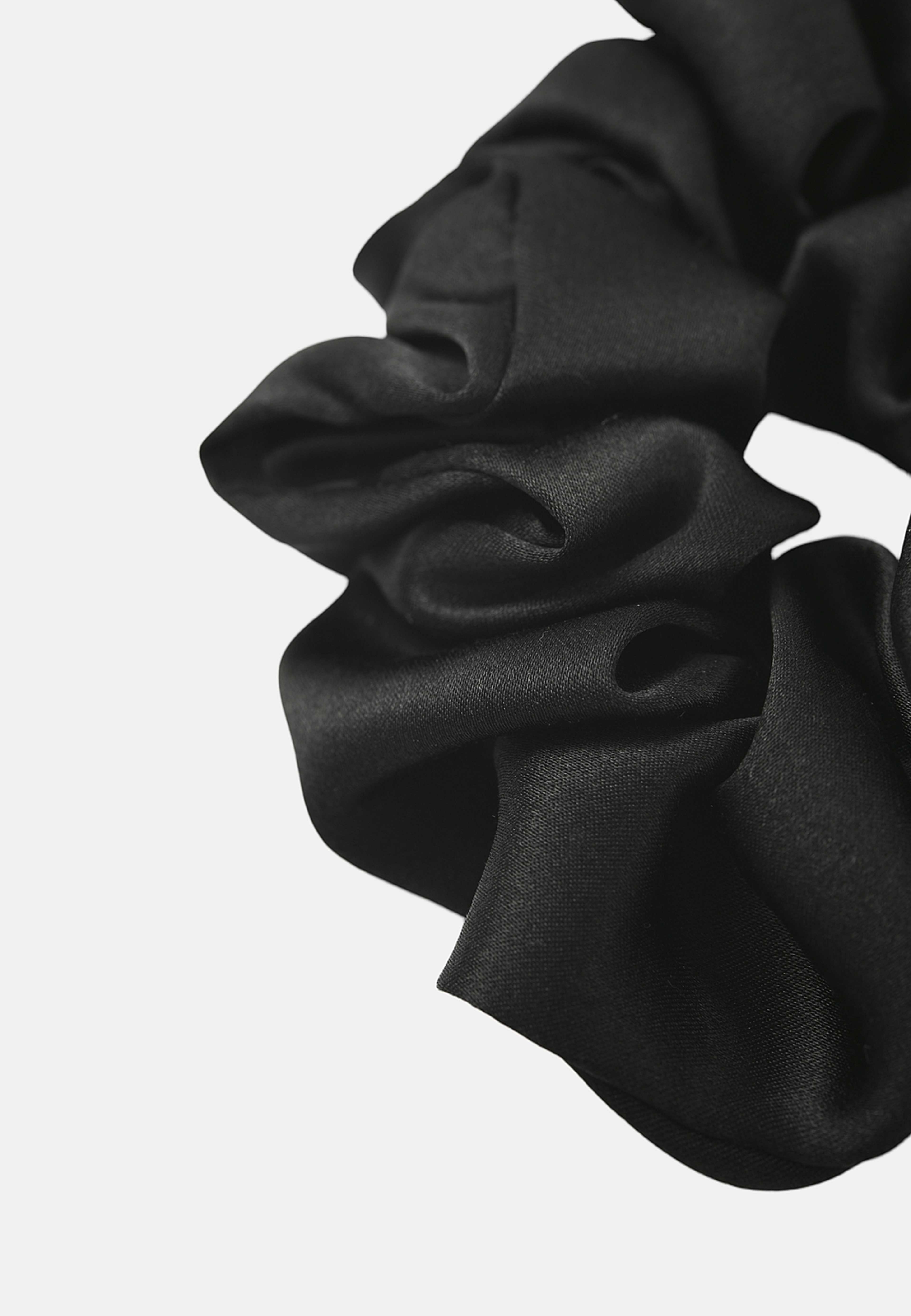 Silk Scrunchie Large, från Å BEAUTY, i färgen Black. Klicka för att öppna bilden i stort format