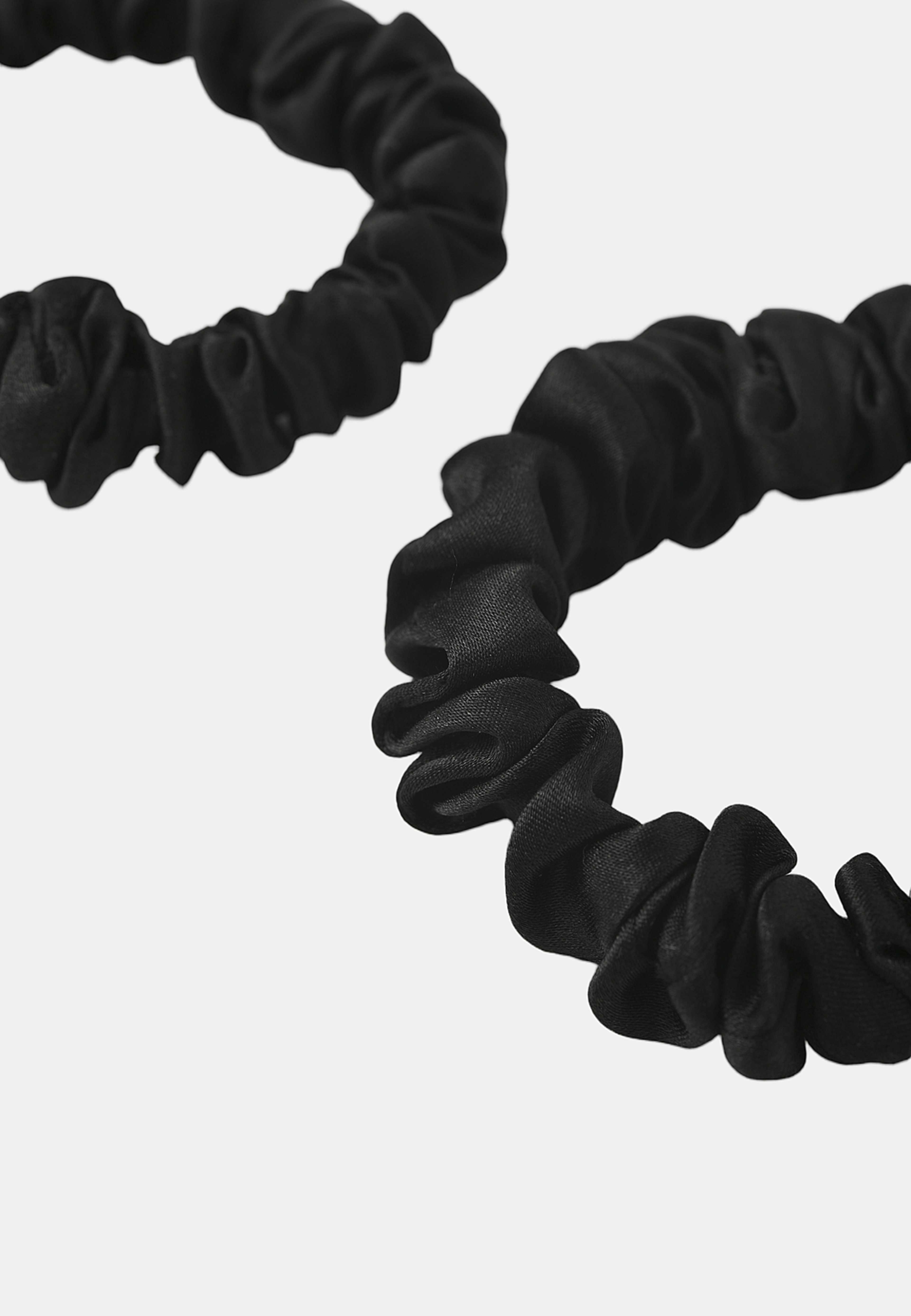Silk Scrunchies Small, 4 pcs, från Å BEAUTY, i färgen Black. Klicka för att öppna bilden i stort format
