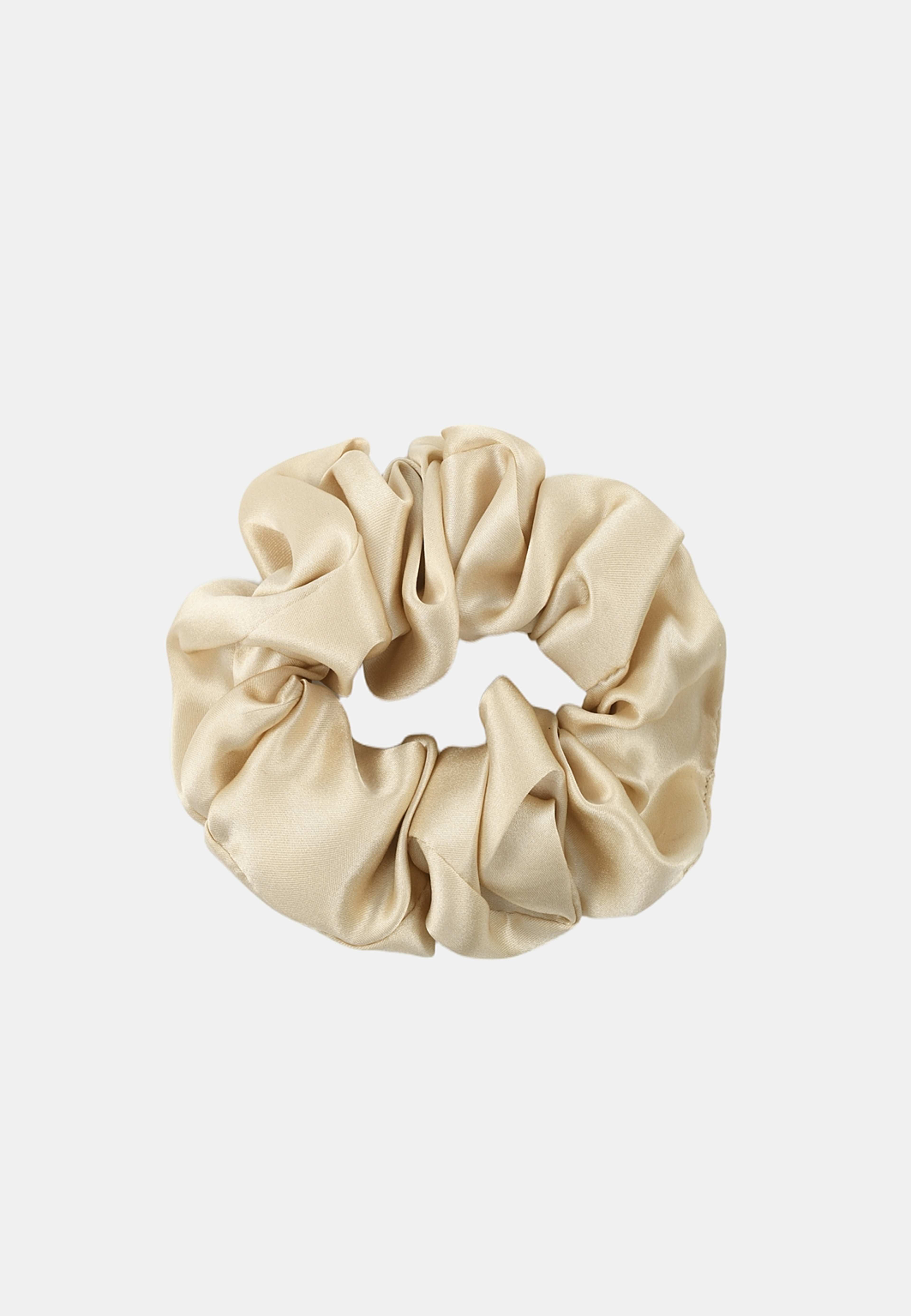 Silk Scrunchie Large, från Å BEAUTY, i färgen Champagne. Klicka för att öppna bilden i stort format