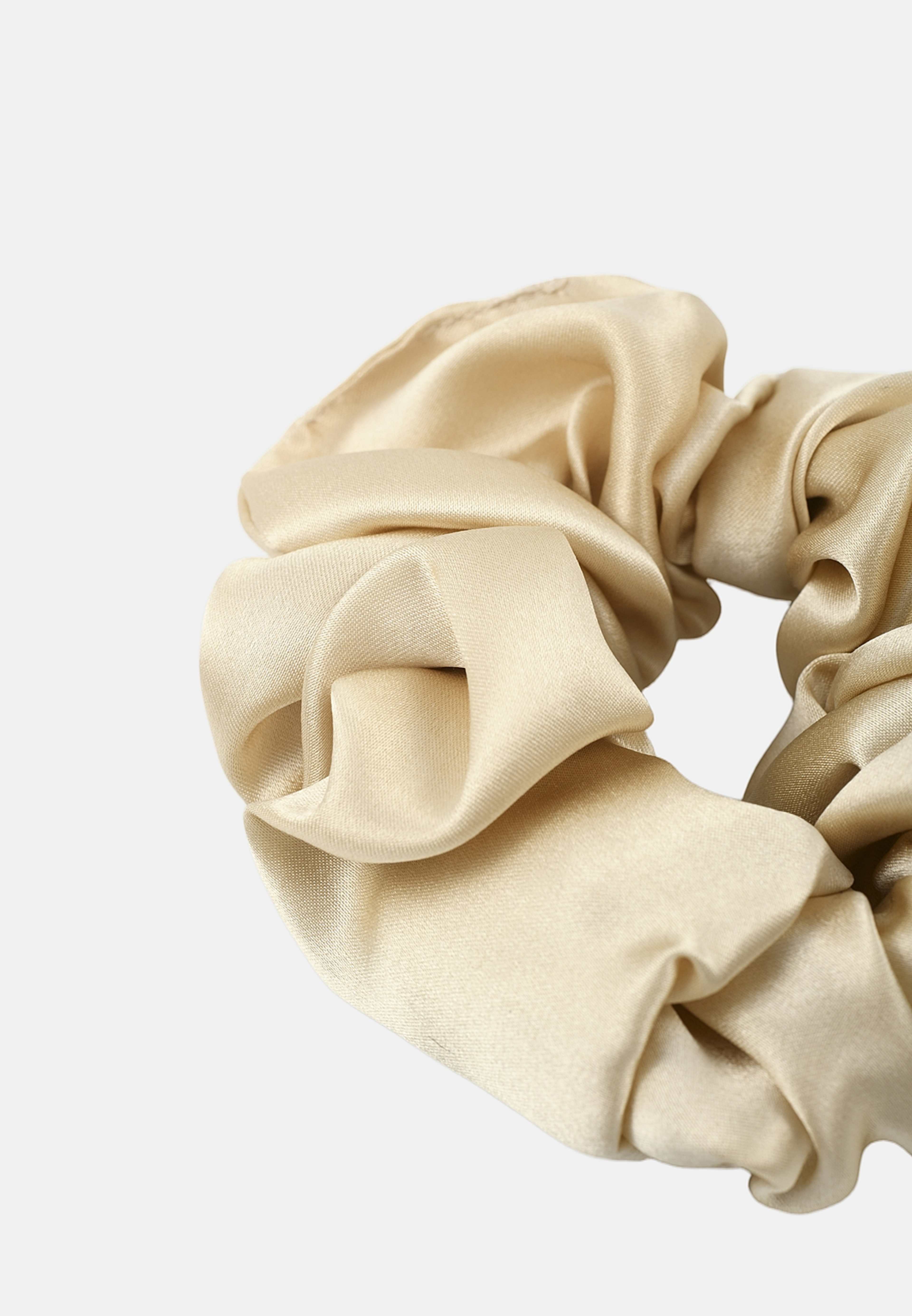 Silk Scrunchie Large, från Å BEAUTY, i färgen Champagne. Klicka för att öppna bilden i stort format