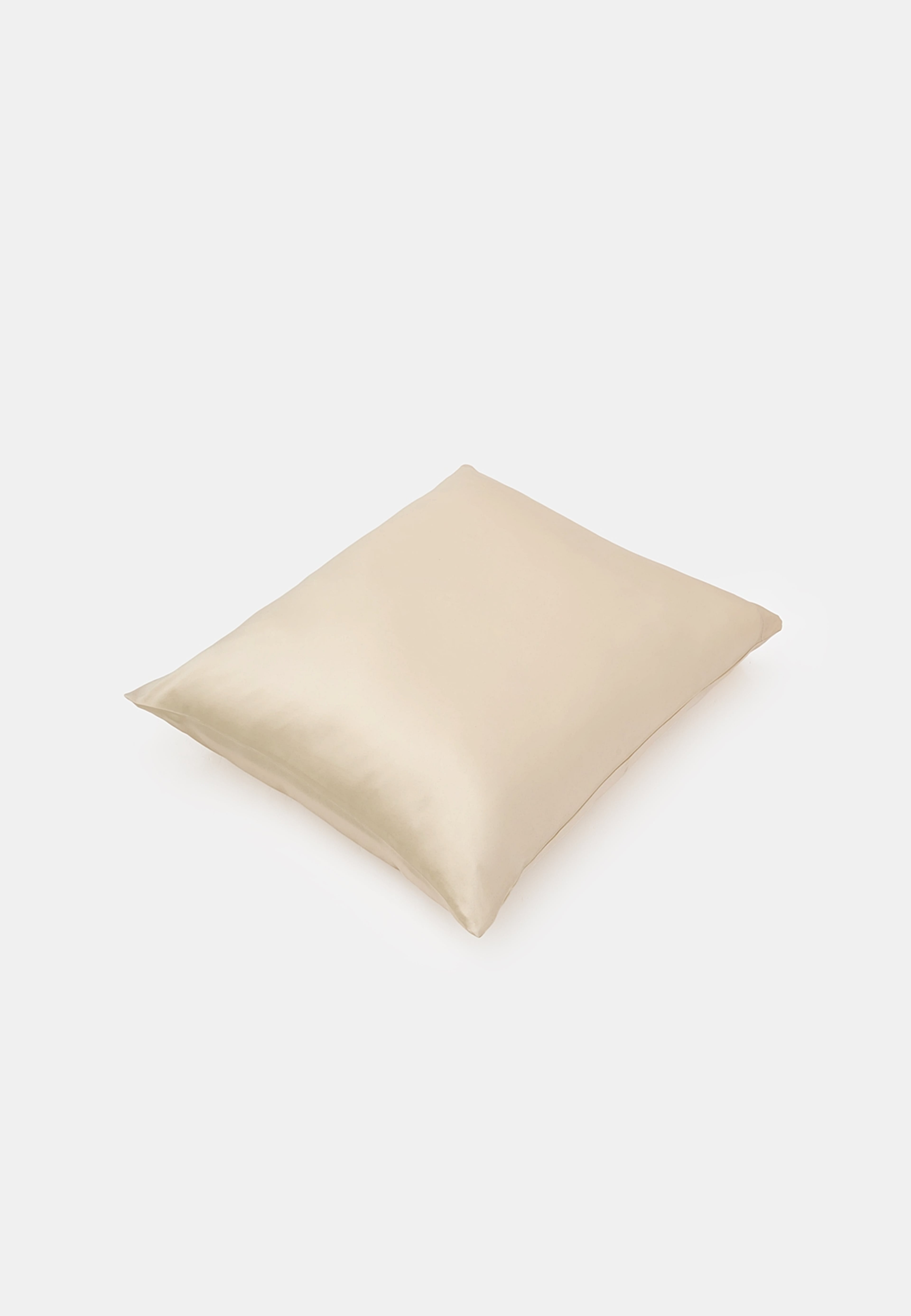 Silk Pillowcase, från Å BEAUTY, i färgen Champagne. Klicka för att öppna bilden i stort format