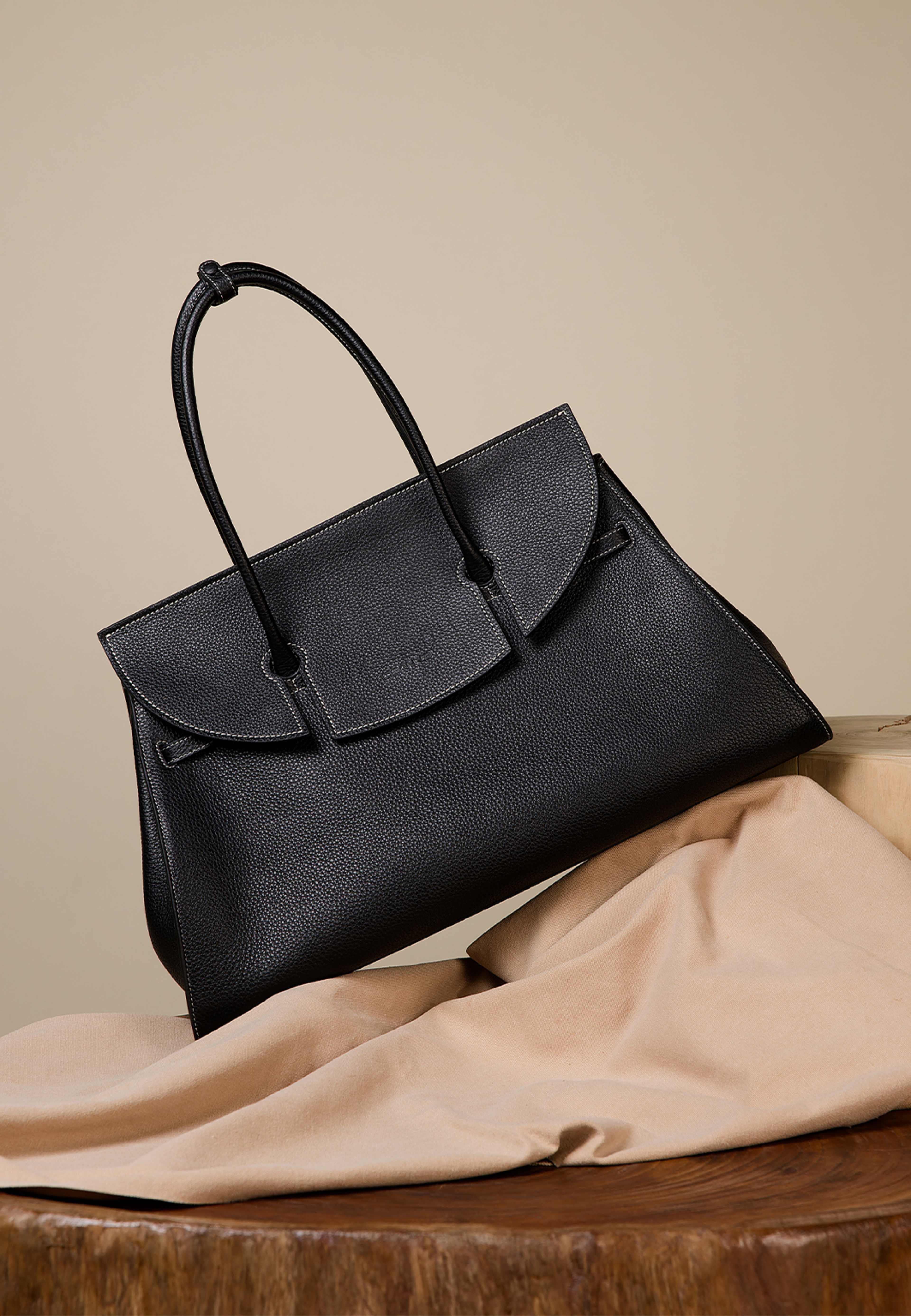 Leather Bag Large, från Ceannis, i färgen Black. Klicka för att öppna bilden i stort format